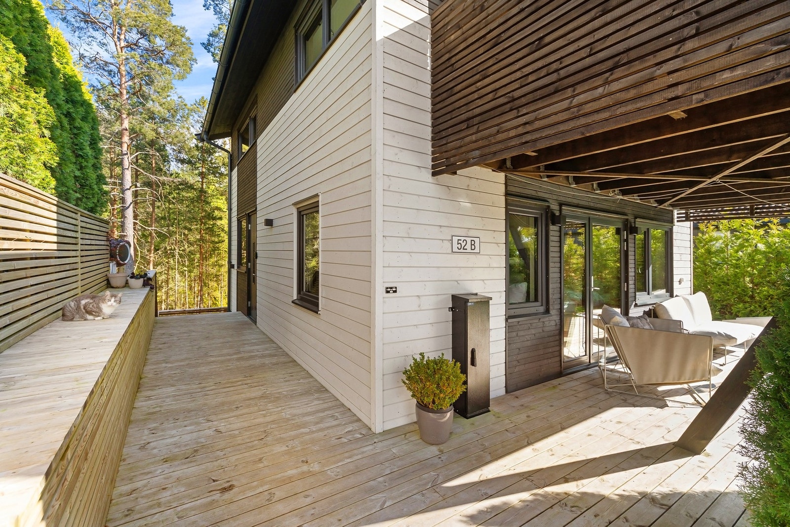 Her sett mot terrassedel fra inngansparti og rundt til uteplass ved hovedsoverom. Galleribilde