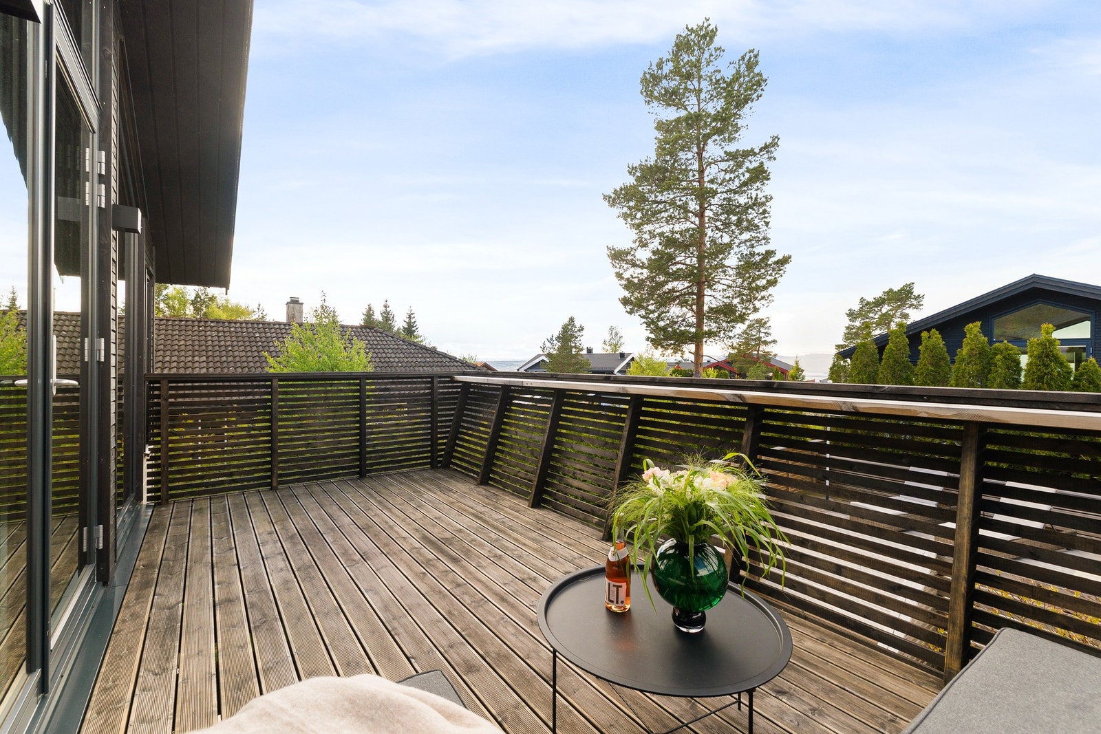 Balkongen er på ca.15 m² og byr på gode utsiktsforhold fra boligens 2. etasje. Galleribilde