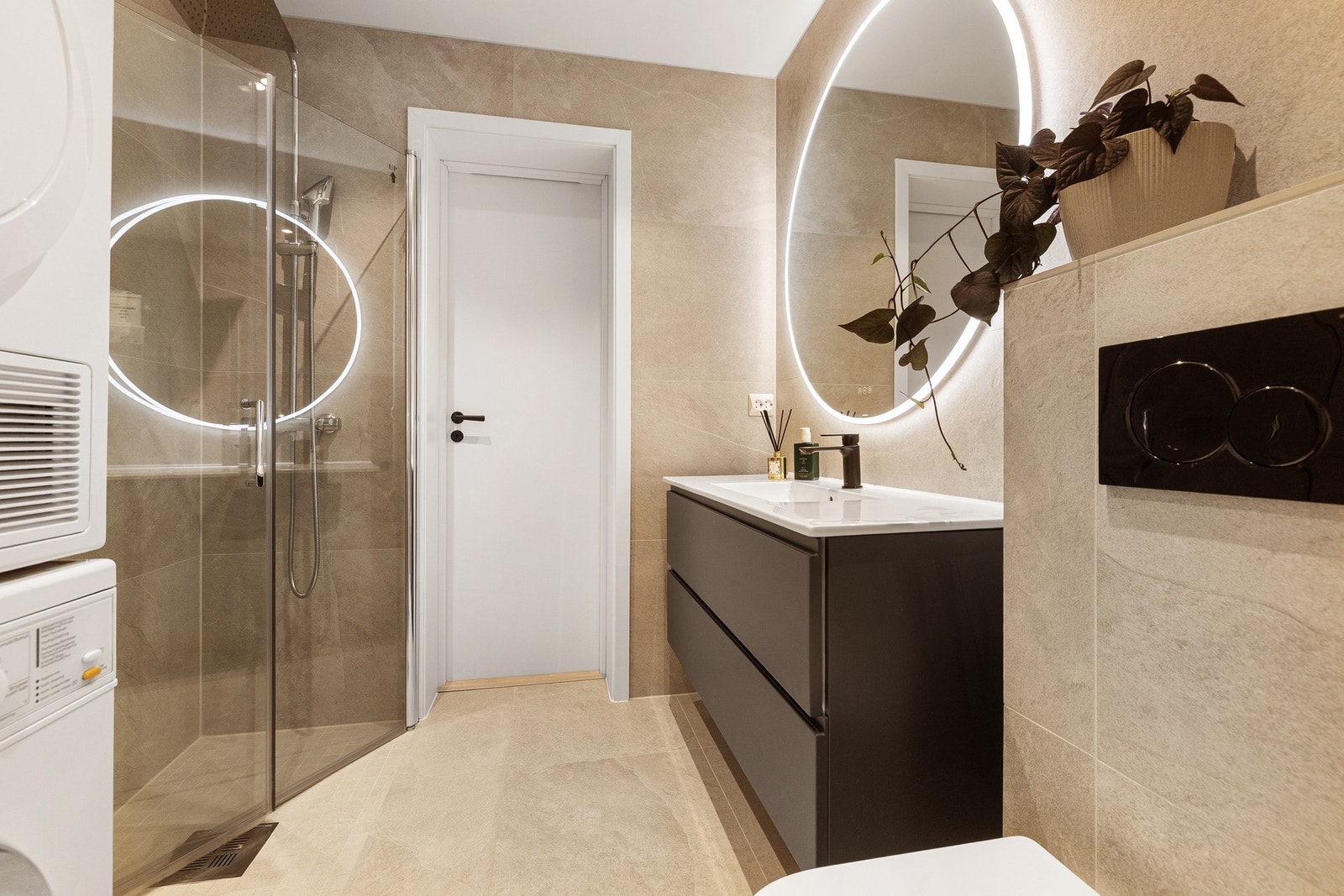 Bad 3 ligger også i underetasjen, men dette badet tilhører boligens hoveddel. Her er det opplegg for vaskemaskin og plass til tørketrommel. Galleribilde