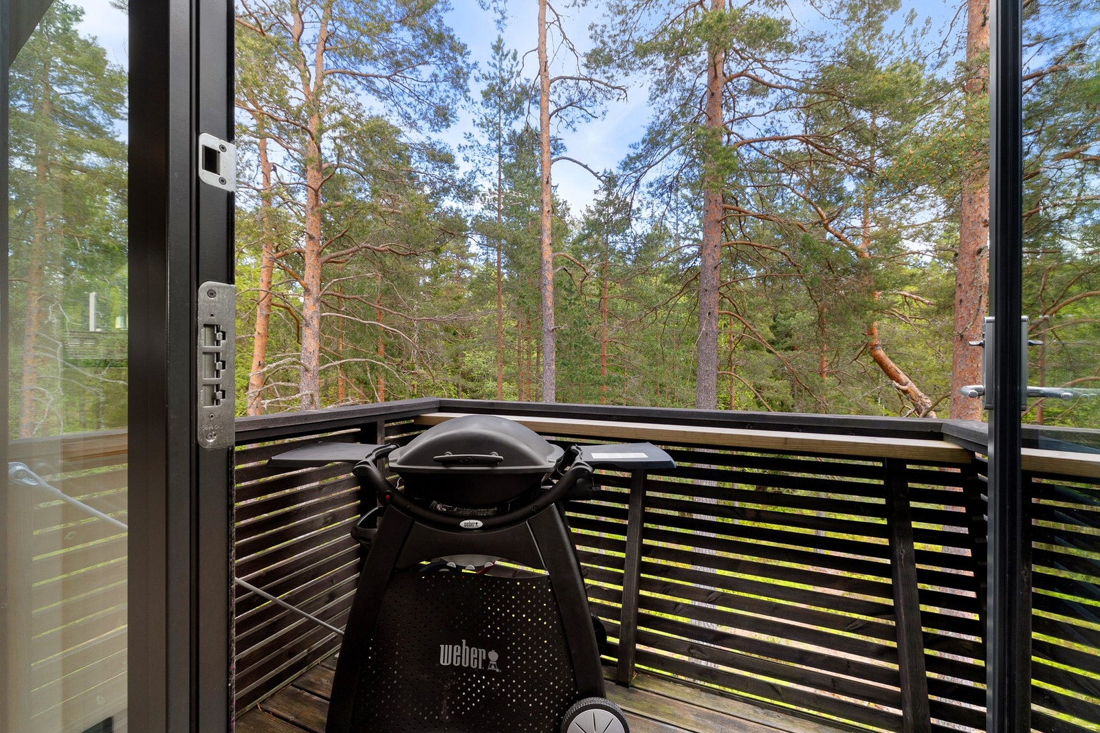 Østvendt balkong på ca. 3 m2, vendt mot idylliske omgivelser.
Utgang fra kjøkkenet, og derfor et perfekt sted for plassering av en grill. Galleribilde