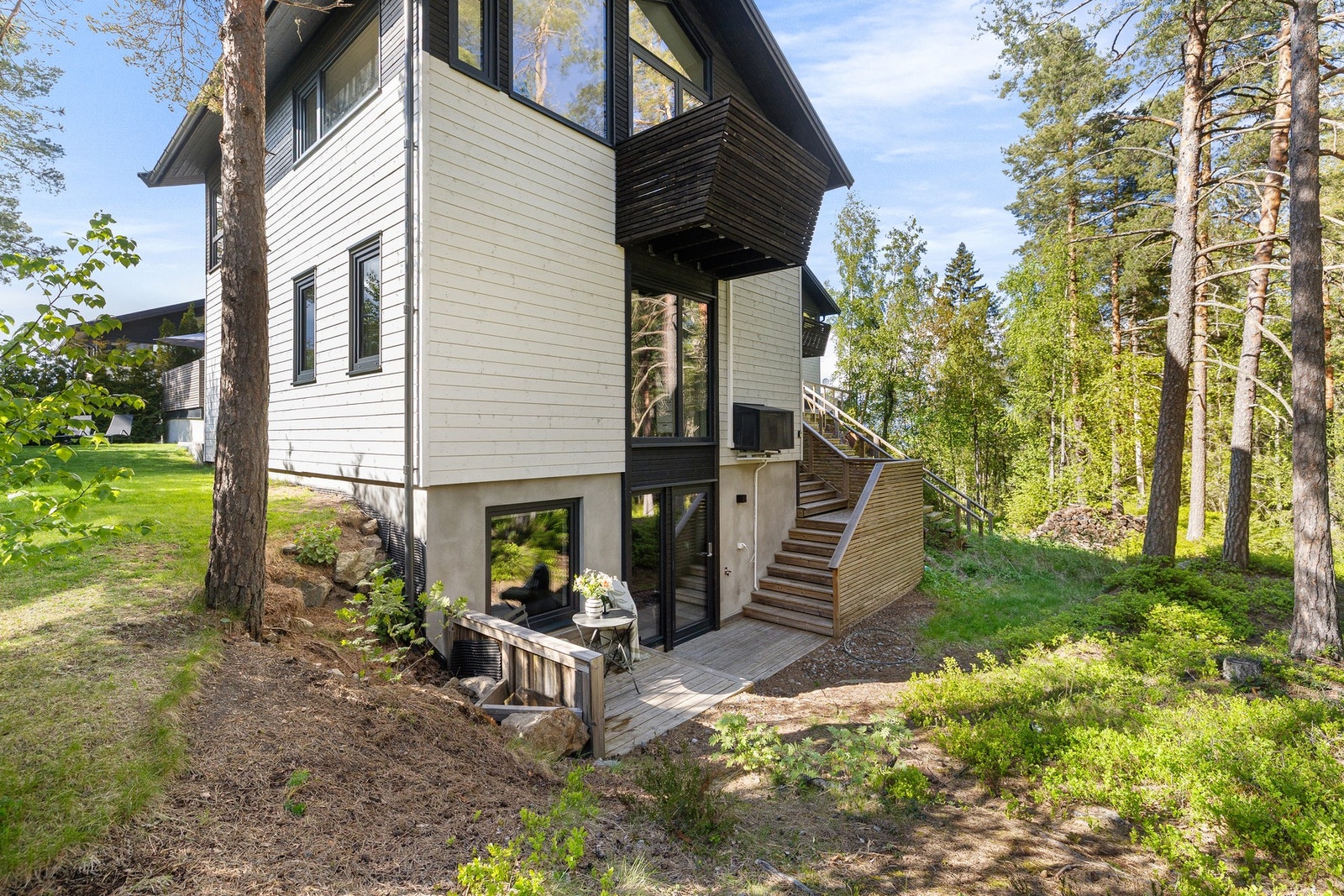 Boligens underetasje (stort sett bakkeplan, ikke kjeller) har egen inngang via en verandadør, samtidig er det også adgang til denne delen via en innvendig trapp. Galleribilde