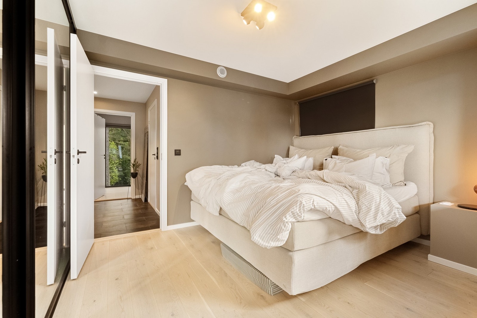 Meget romslig "master bedroom", med gode gardeobeløsninger. Galleribilde