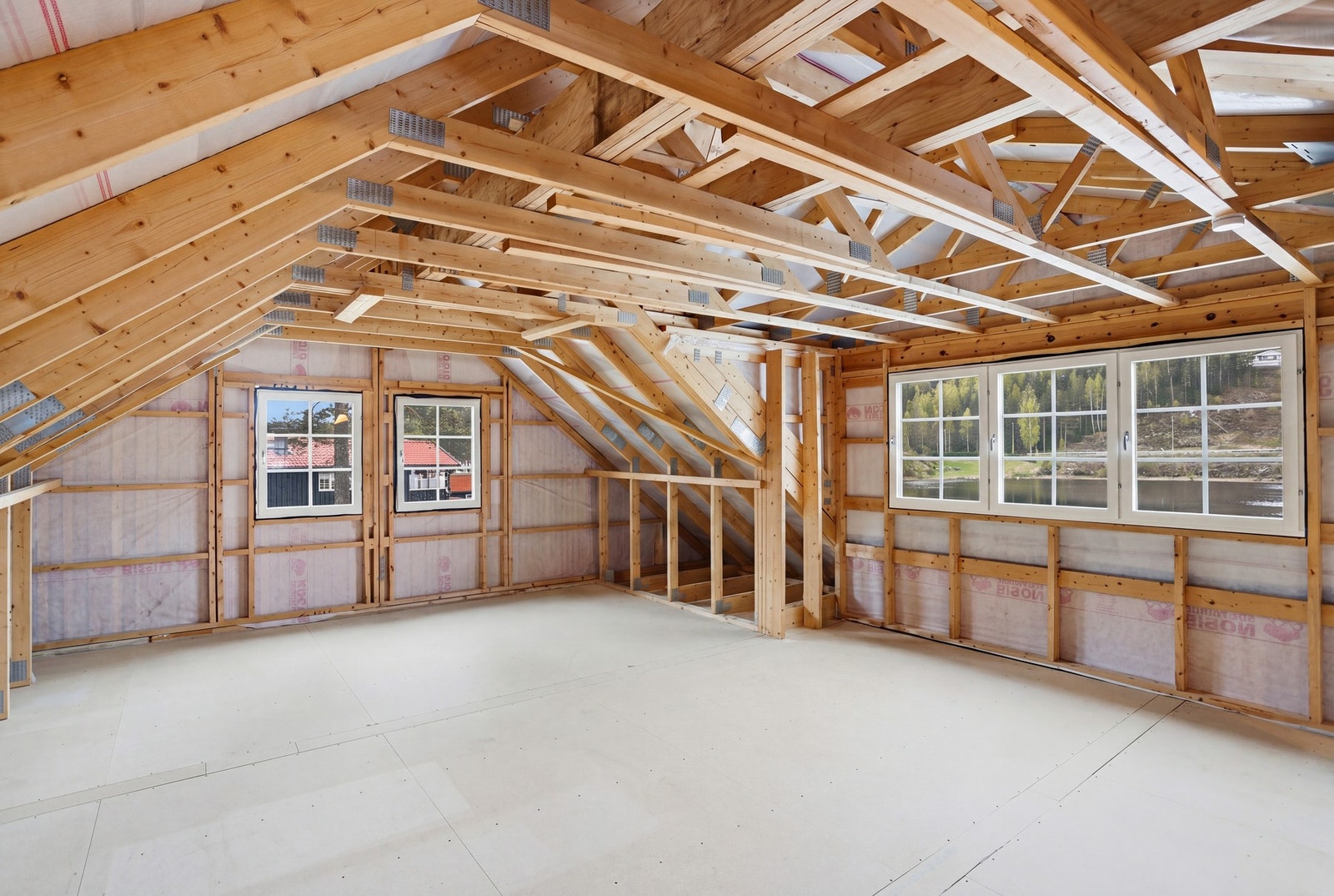 Uinnredet loft med stort potensial. Galleribilde