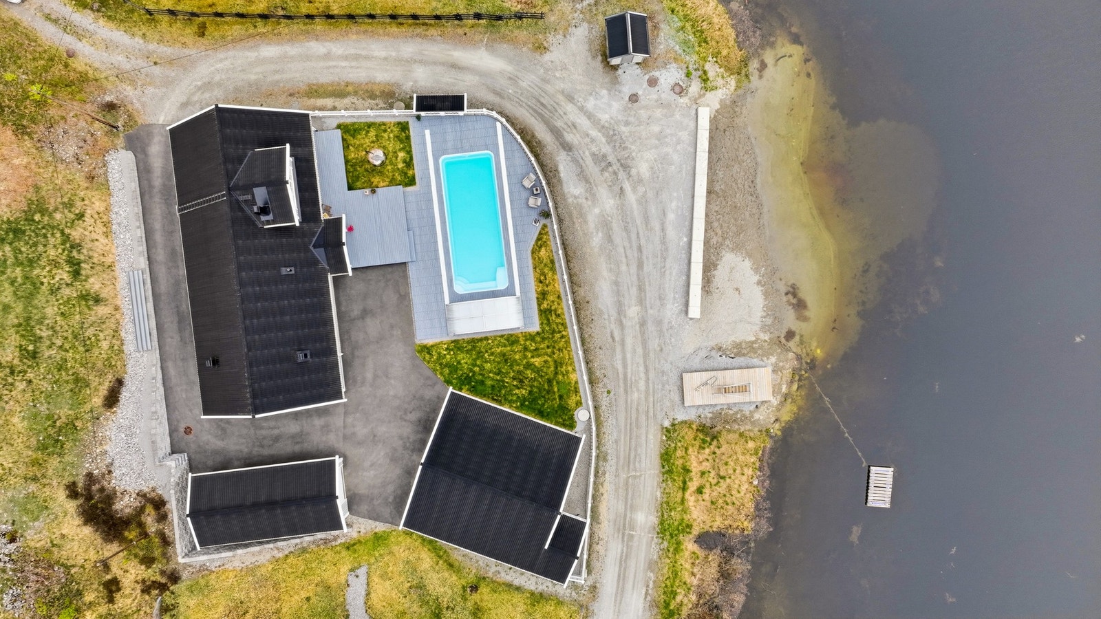 Badeplassen i Kyrkjetjønna brukes av bygdas barne-familier på varme sommerdager. Sist høst ble det lagt ut mer sand og kjøpt inn ny flytebrygge med stupetårn. Galleribilde