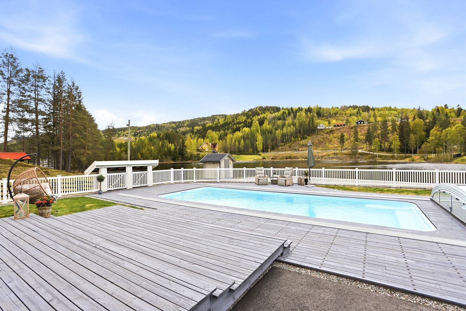 Utsikt fra terrasse ved hovedinngang. Galleribilde