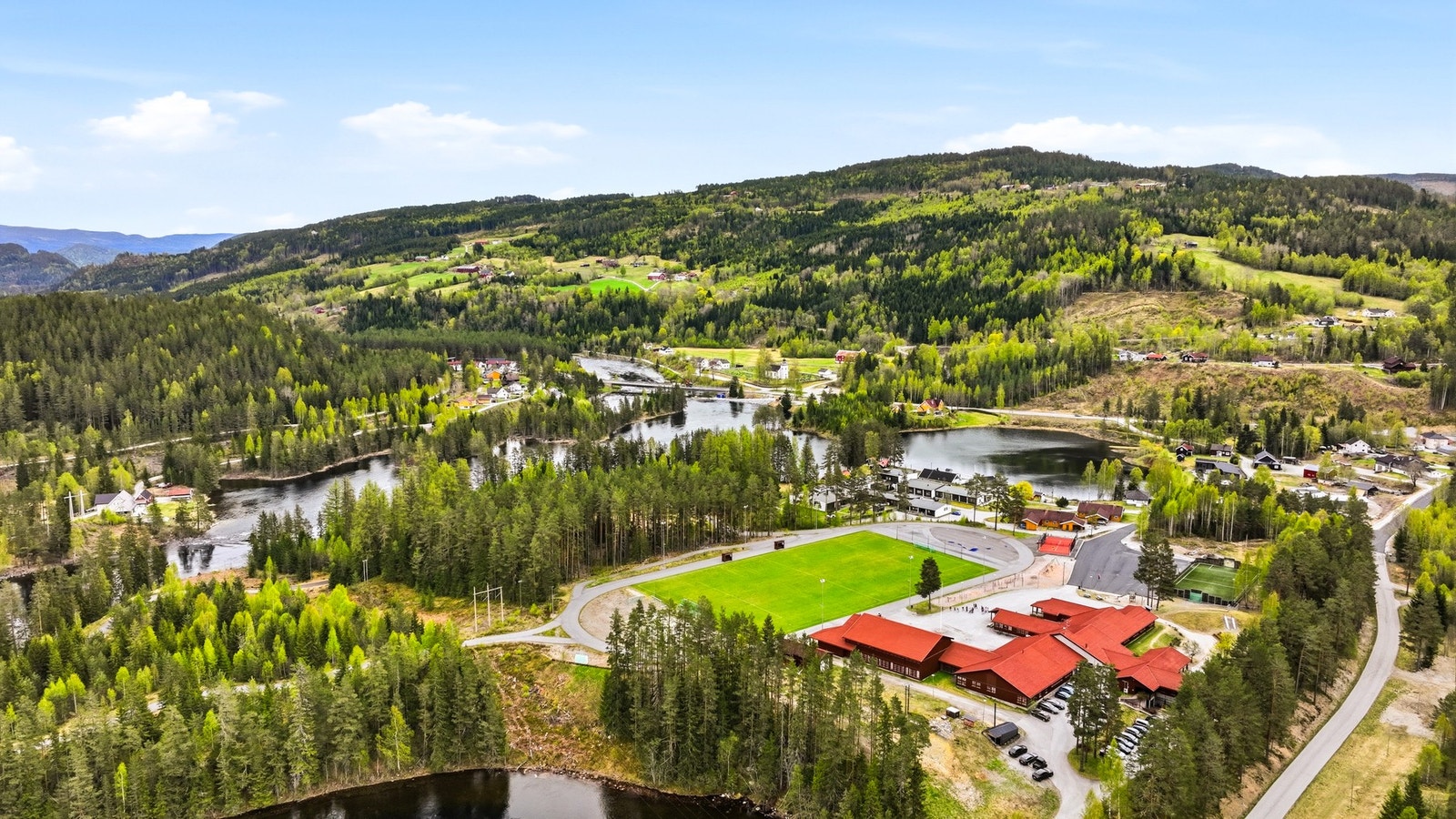 Idrettsanlegget har fotballbane, padeltennis, sandvolleyballbane, asfaltert løpebane og rulleskiløype. Dessuten er det ballbinge og mange lekeapparater ved skolen. Galleribilde
