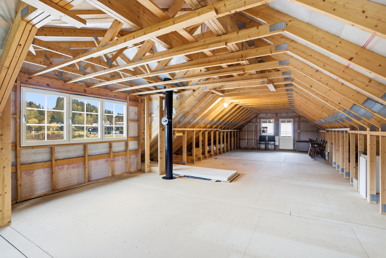 Bred ark gir mye lys og god utsikt i 2. etg. Galleribilde