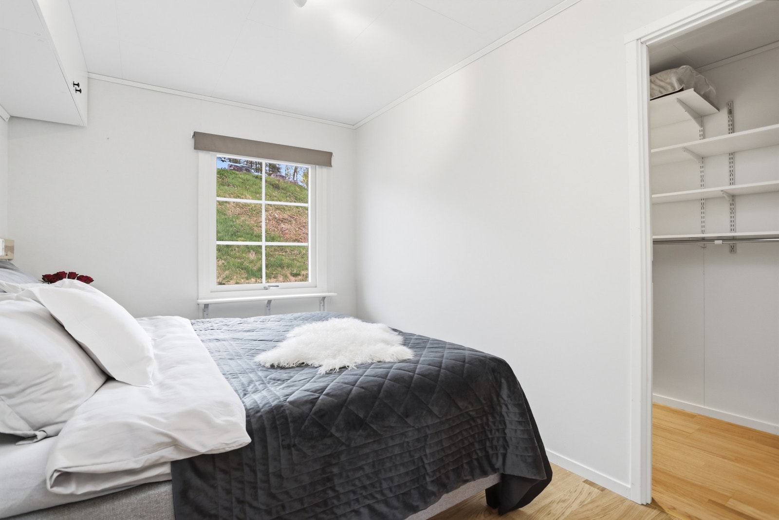 Soverom 1 med tilknyttet kleskott. Galleribilde