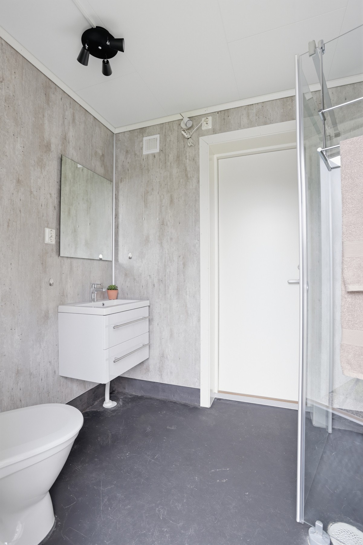 Baderom 2 i garasjebygget. Greit å bruke i forbindelse med aktivitet i bassenget eller i garasjen. Galleribilde