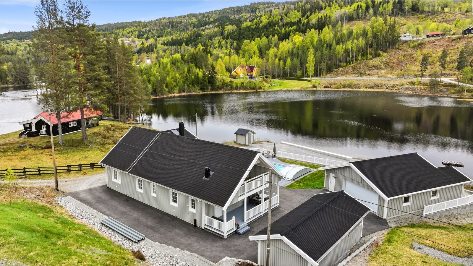 Her ser vi gavl-veranda i begge etasjer Galleribilde