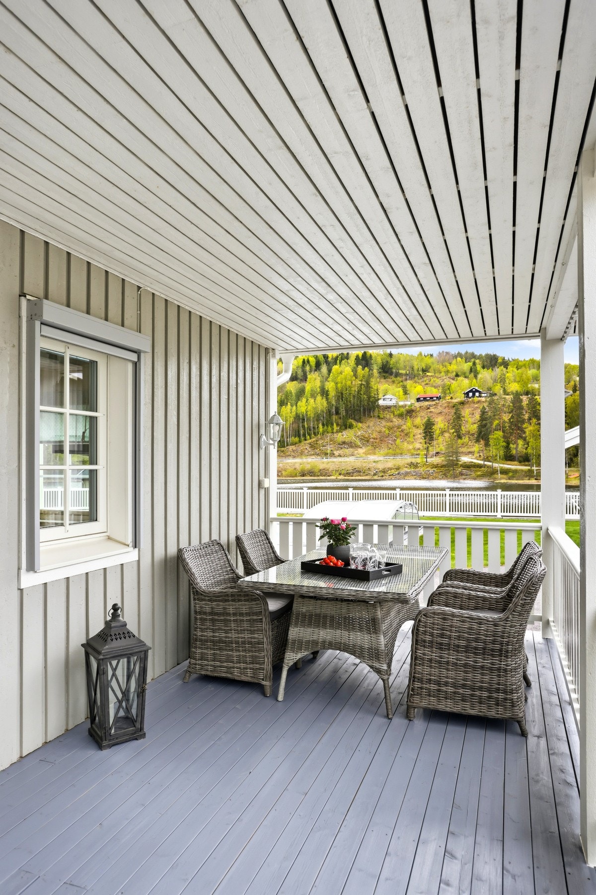Greit å innta måltider på veranda rett utenfor vindu ved kjøkkenbenken (serveringsluke). Galleribilde