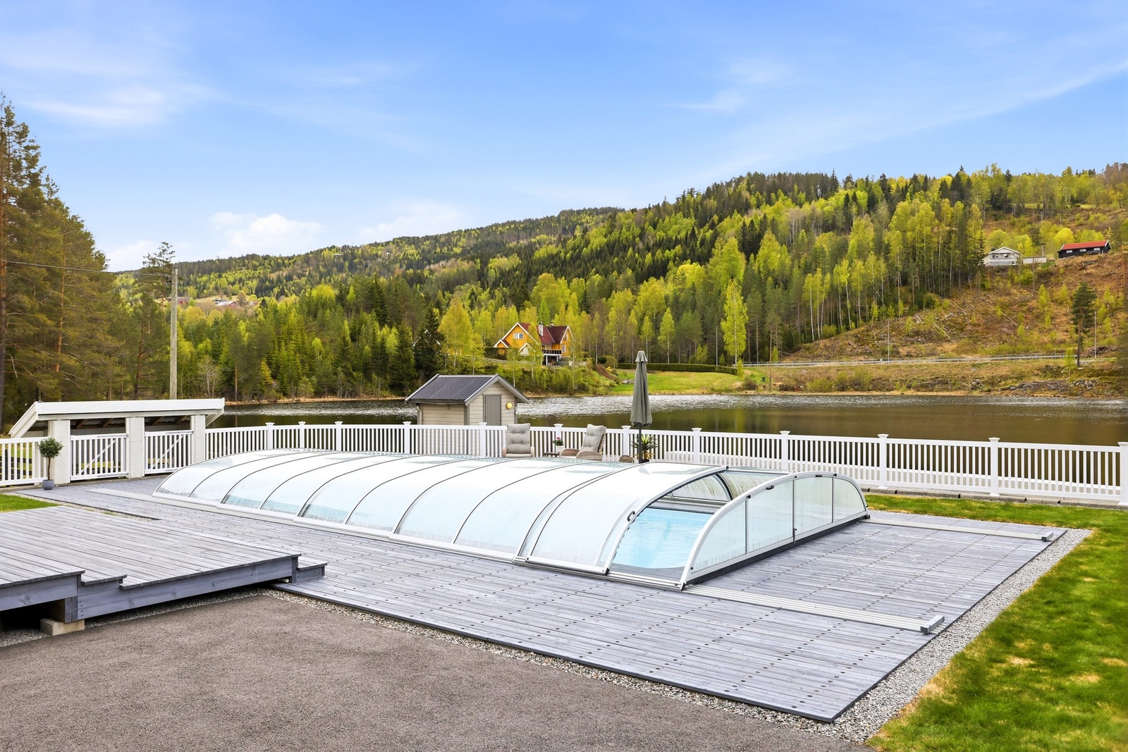 Bassenget kan brukes med taket på. Alltid lunt og varmere enn ute. Bassengtaket er normalt på og låst for å ivareta sikkerhet. Galleribilde