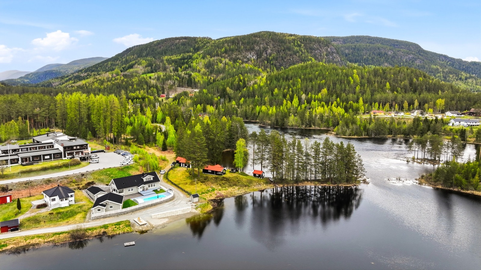 Det er gode muligheter for fisking og padling i Kyrkjetjønna og i Tinnåa Galleribilde