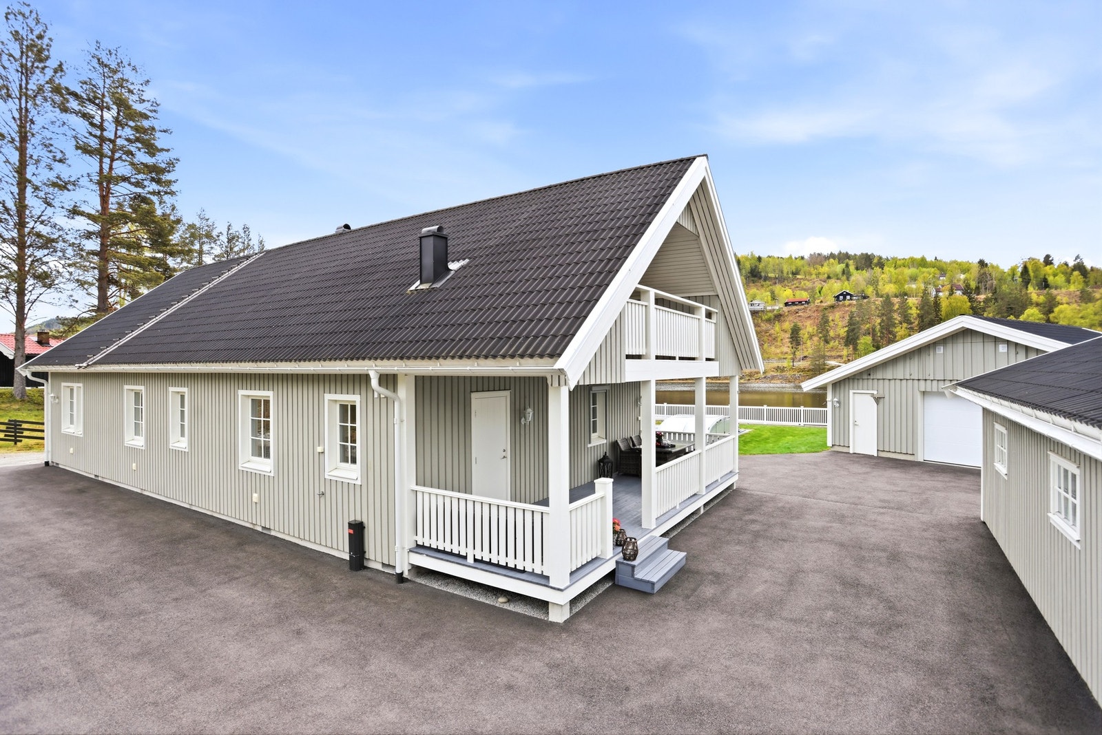 Asfaltert innkjøring og gårdsplass. Galleribilde