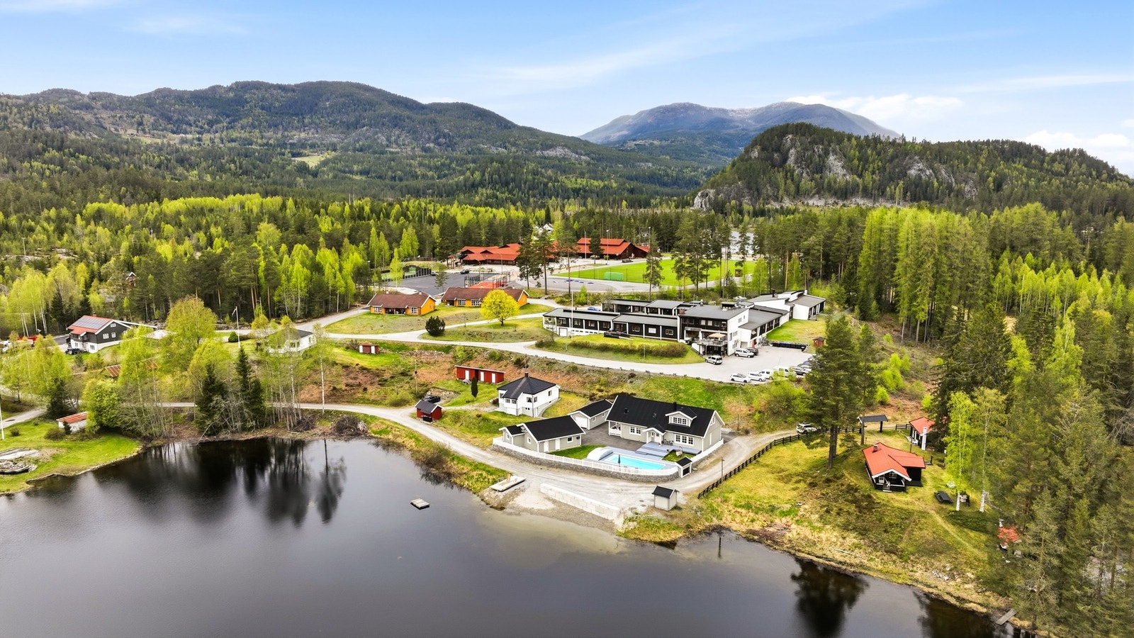 Umiddelbar nærhet til badestrand, skole, barehage og idrettsanlegg. Galleribilde