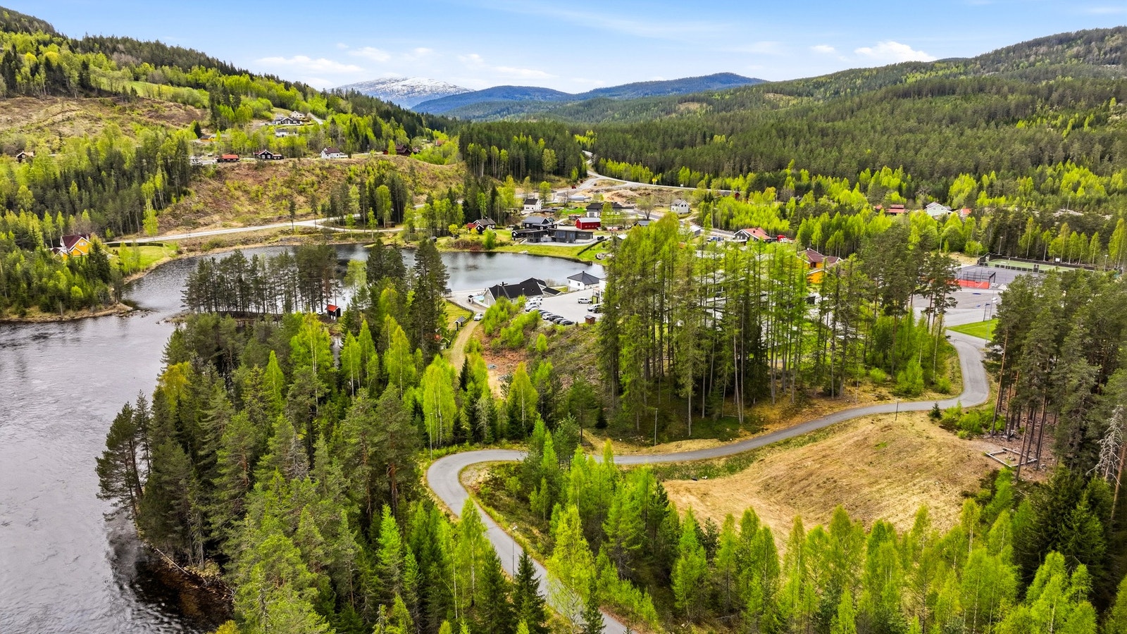 "Ski in - Ski out" til lysløype, asfaltert rulleski-løype og akebakke. Galleribilde