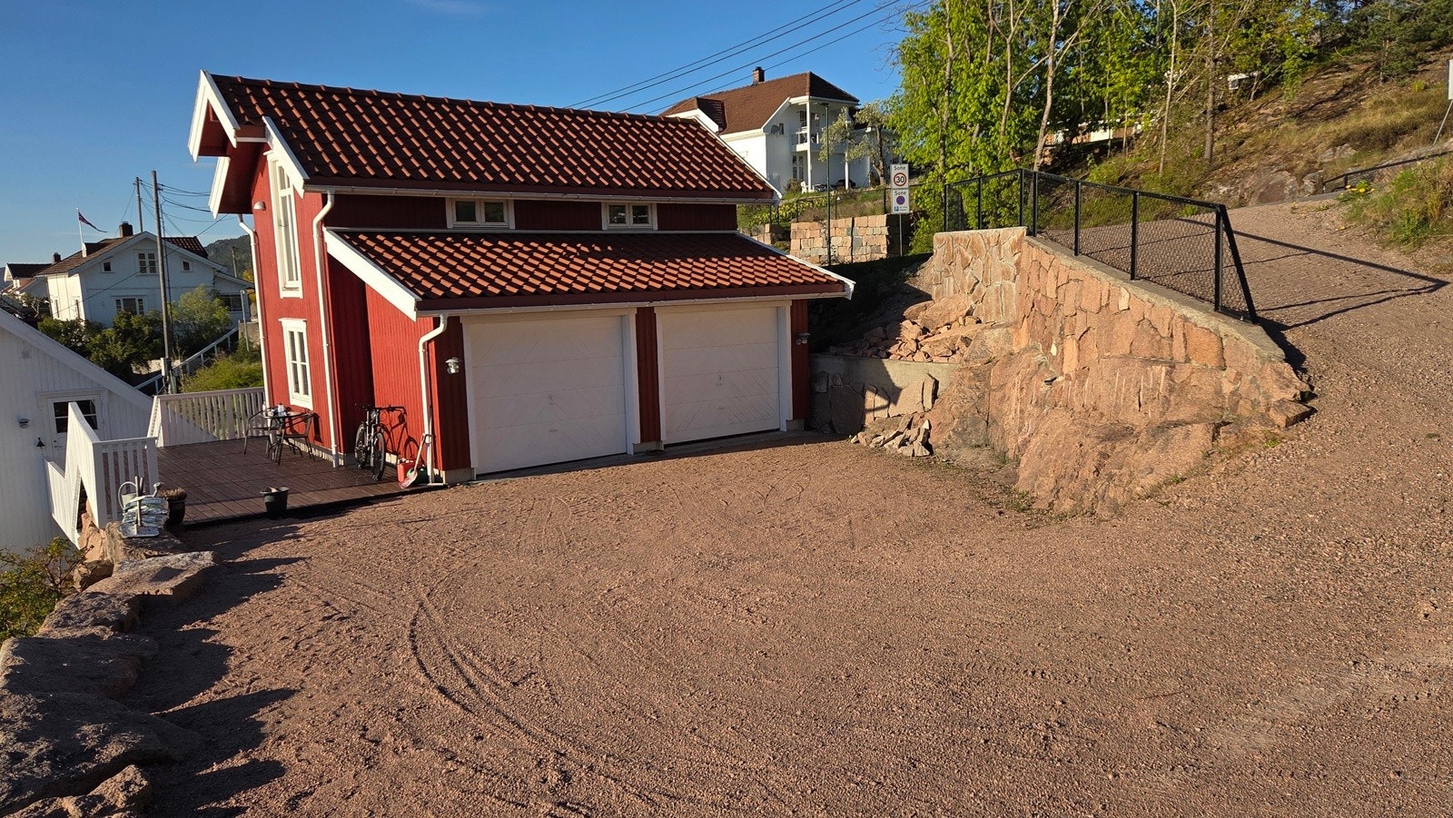 Gårdsplass 2026, oppgradert mur og nytt gjerde. Her er det plass til minst 7 biler! Galleribilde