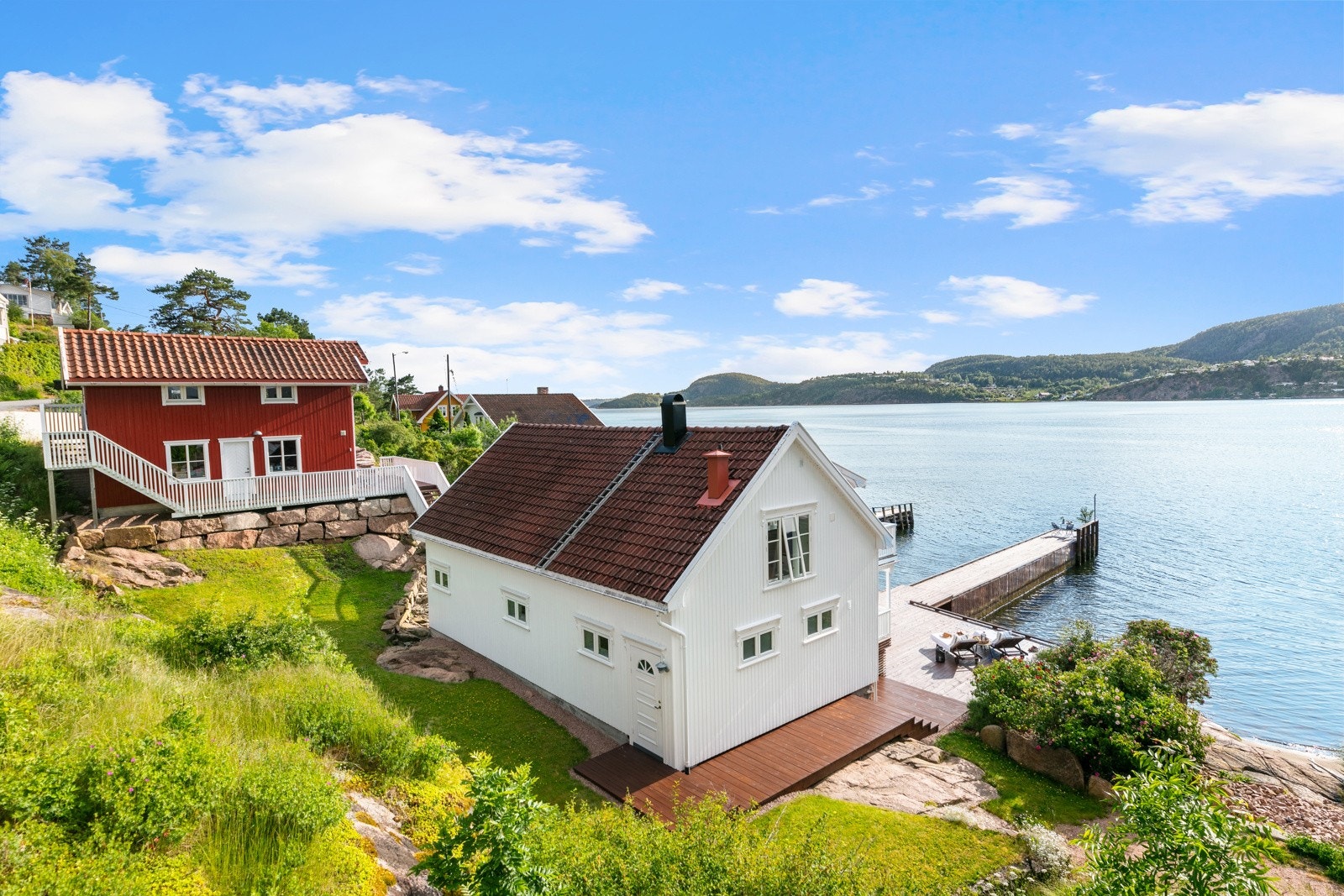 Boligen sett fra parkeringsplassen med arkitekttegnet garasje i gammel "sjøhus-stil" Galleribilde