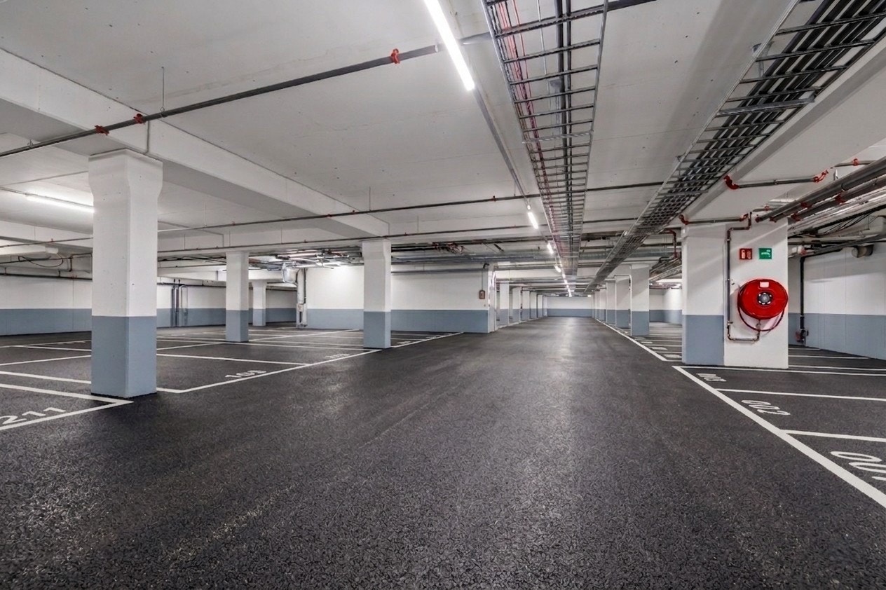 Kontakt megler vedr kjøp av evt. garasjeplass. Fotoet av anlegget er redigert m/KI. Avvik vil forekomme. Asfalt eller betongdekke. Galleribilde
