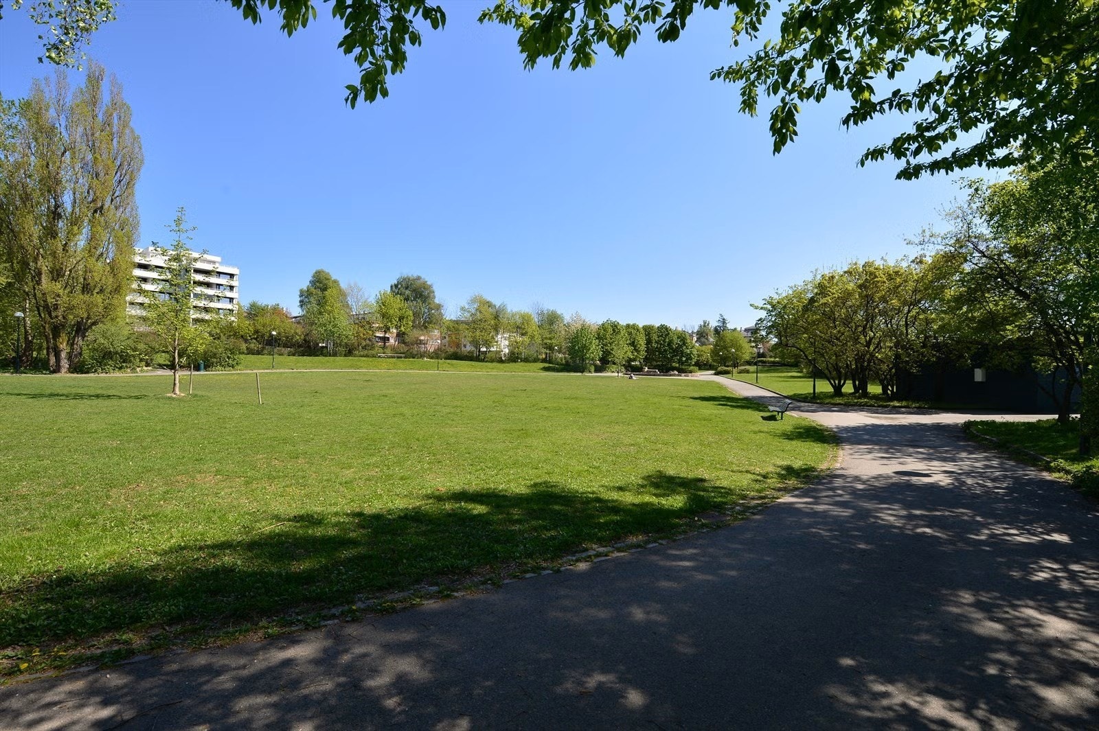 Kort vei til flere flotte parker og rekreasjonsområder, bla Frognerparken. Her fra Frøyas hage, 300 meter unna. Galleribilde