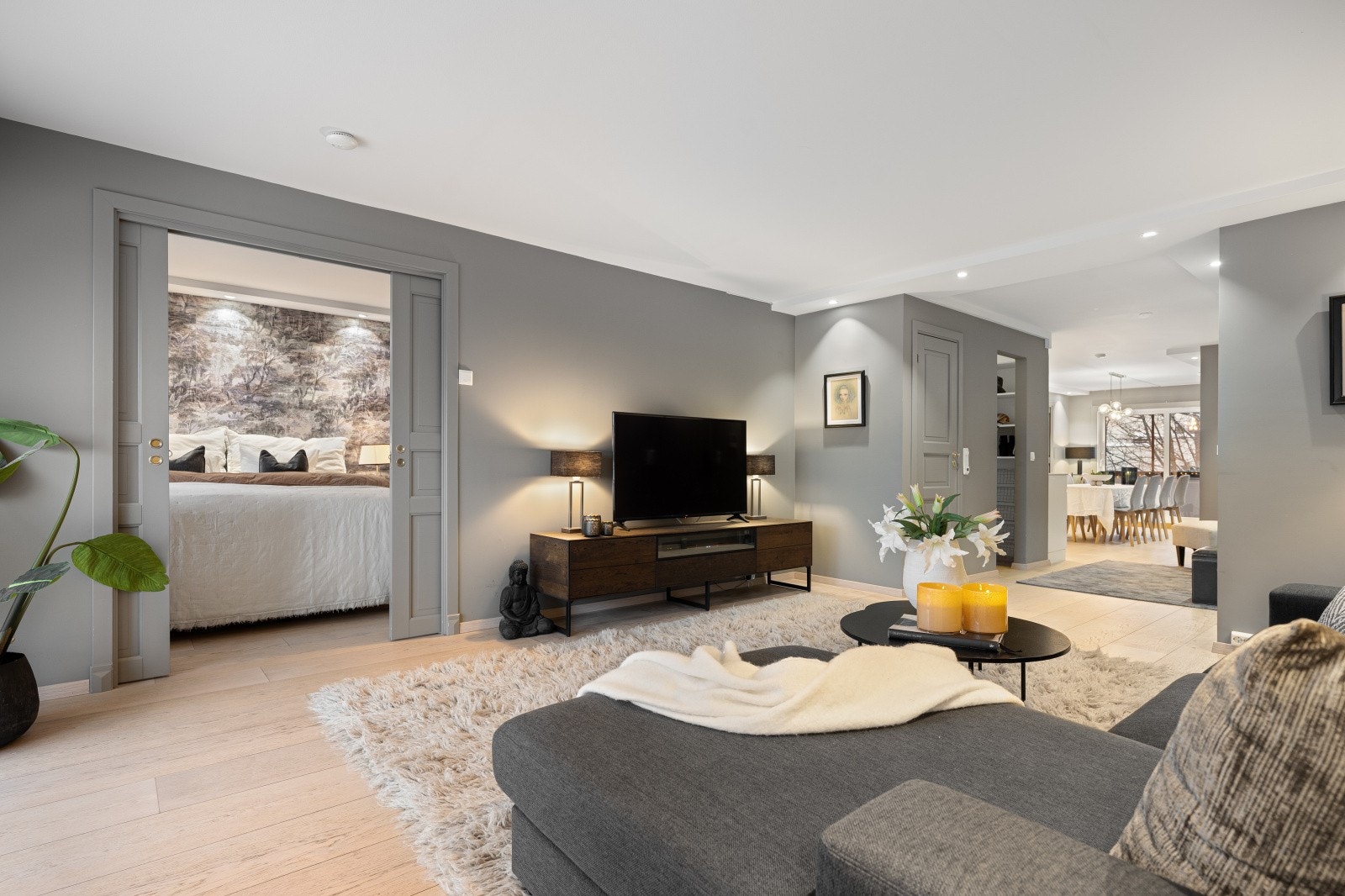 Leiligheten har én-stavs parkett på gulv og et moderne fargevalg på vegger. Galleribilde