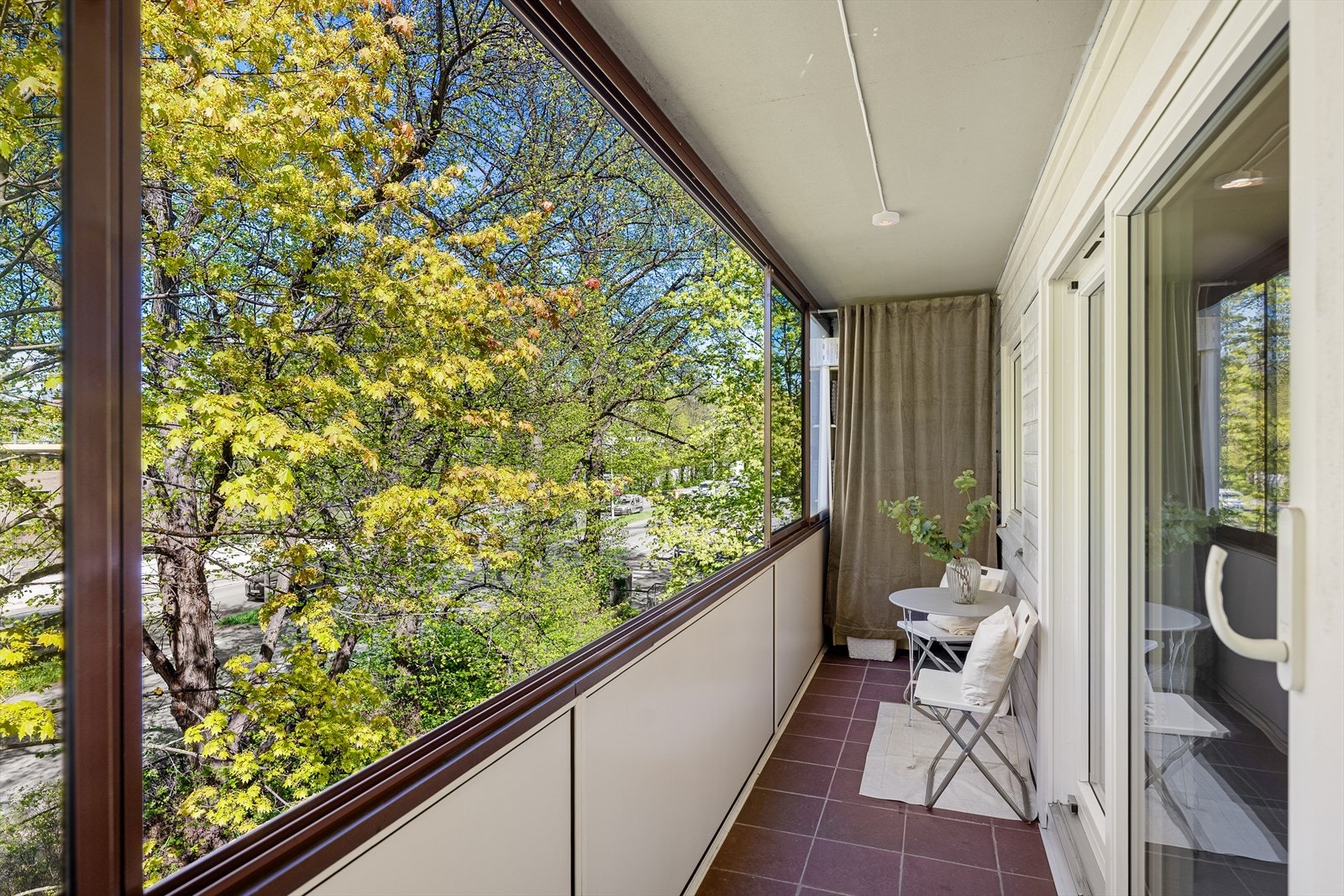 Fra kjøkkenet er det adkomst til en innglasset balkong på ca. ca. 9 m². Balkongen blir en naturlig forlengelse av kjøkkenarealet på sommerstid. Galleribilde