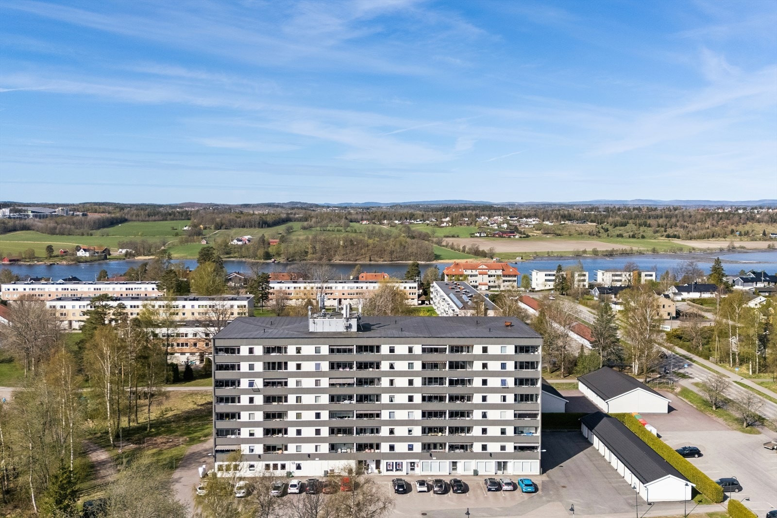 Her bor du med kort gangavstand til dagligvarebutikk, frisør og apotek samtidig som du har umiddelbar tilgang til vakre turområder og skjærgårdsidyll. Galleribilde