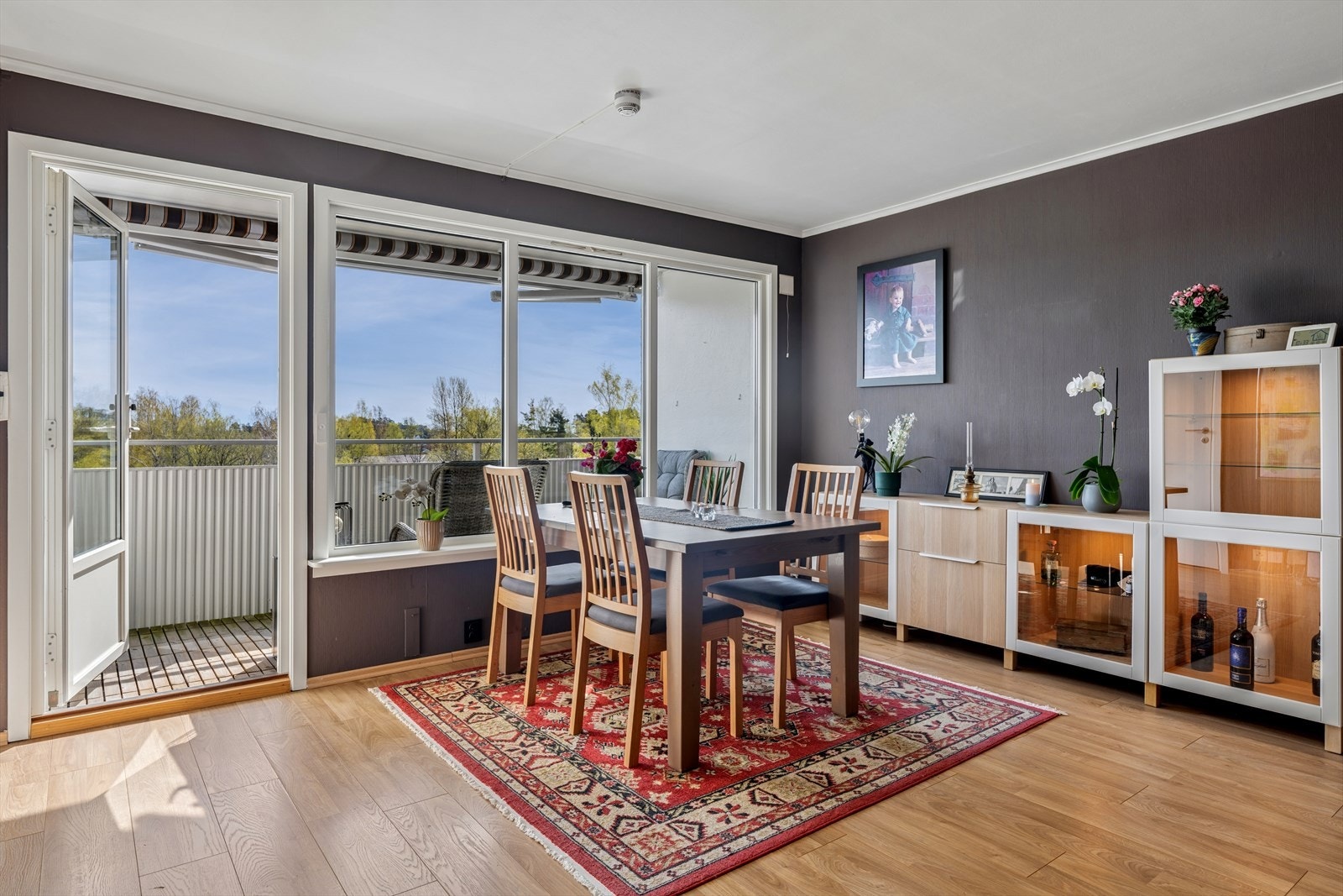 Fra stuen er det utgang til en hyggelig balkong. Galleribilde