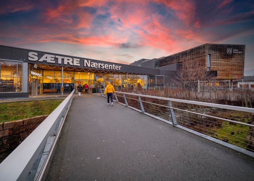 Nærsenter kun en kort spasertur unna - med vinmonopol, apotek, Nille, matbutikker og frisør. Galleribilde