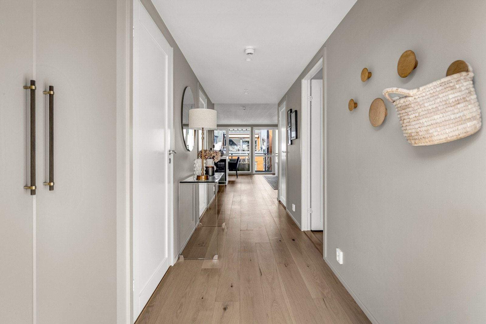 Skap til å henge fra seg yttertøy i entré/gang. Galleribilde