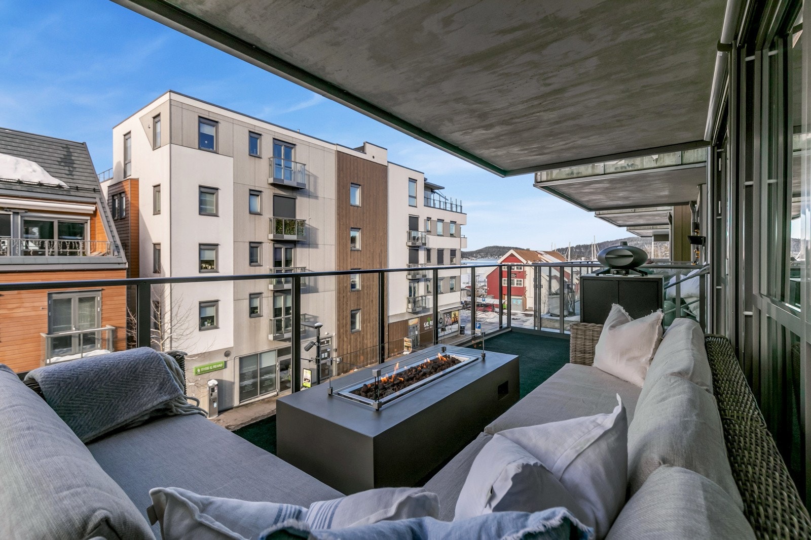 Herlig balkong på 16 kvm med adkomst fra stuen. Galleribilde