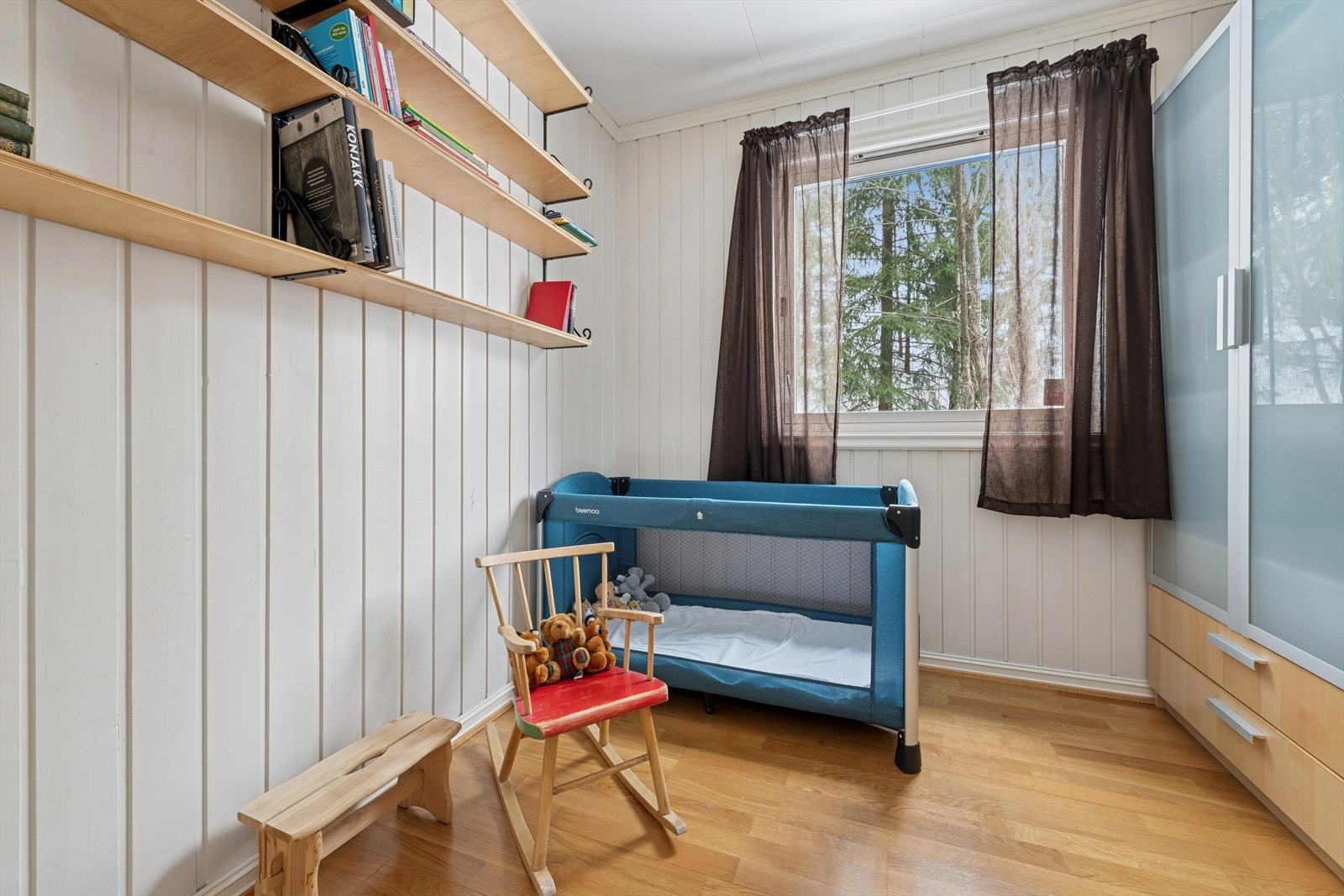 Boligen har to soverom i første etasje, begge med panel og slette malte flater på veggene. Galleribilde