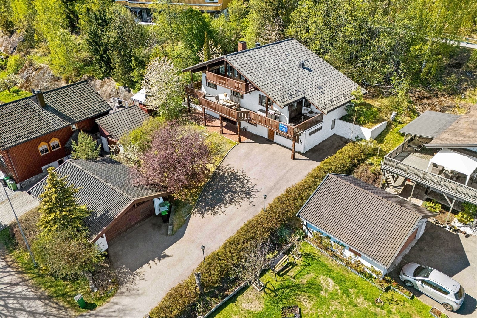Eiendommen har en frittstående garasje på 44 m² fra 2005 og gode parkeringsmuligheter på egen tomt. Galleribilde