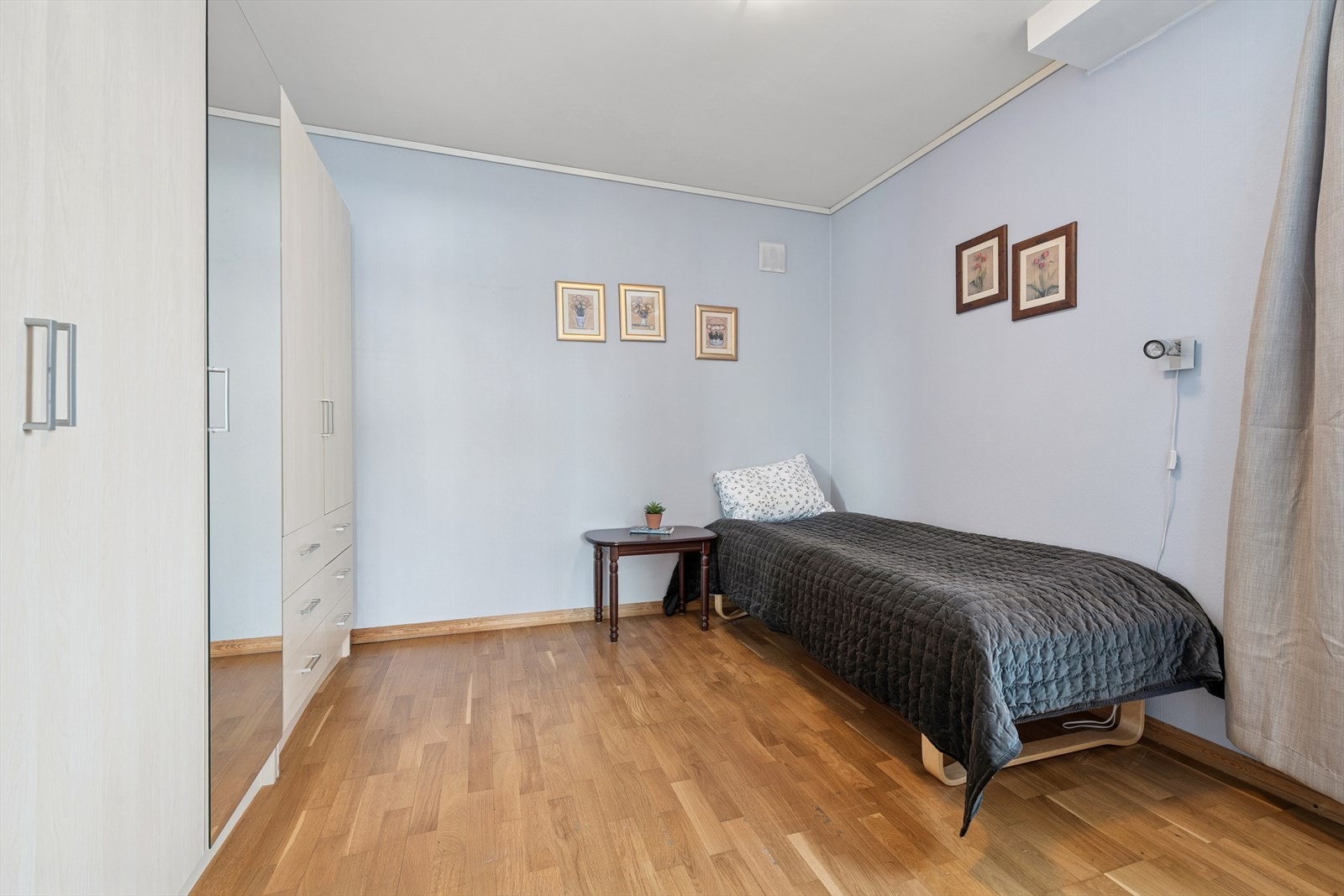 Rommet har plass til seng og garderobeløsning, og er et lyst og trivelig soverom. Galleribilde
