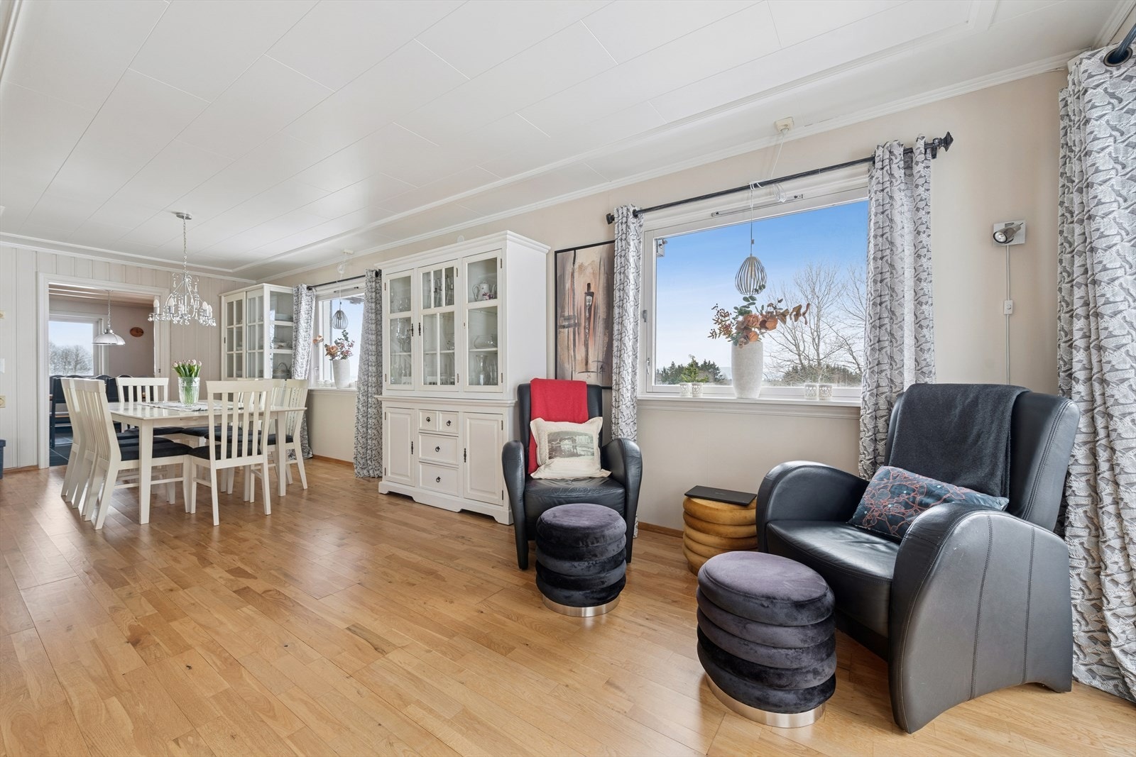 Den åpne løsningen gir god plass til både sofagruppe og en romslig spisestue. Galleribilde