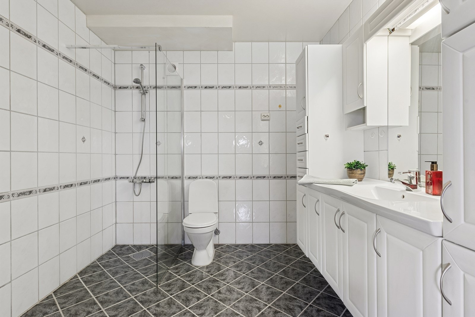 Badet i generasjonsdelen ble renovert ca. 2003 og har flislagte overflater og varmekabler. Galleribilde