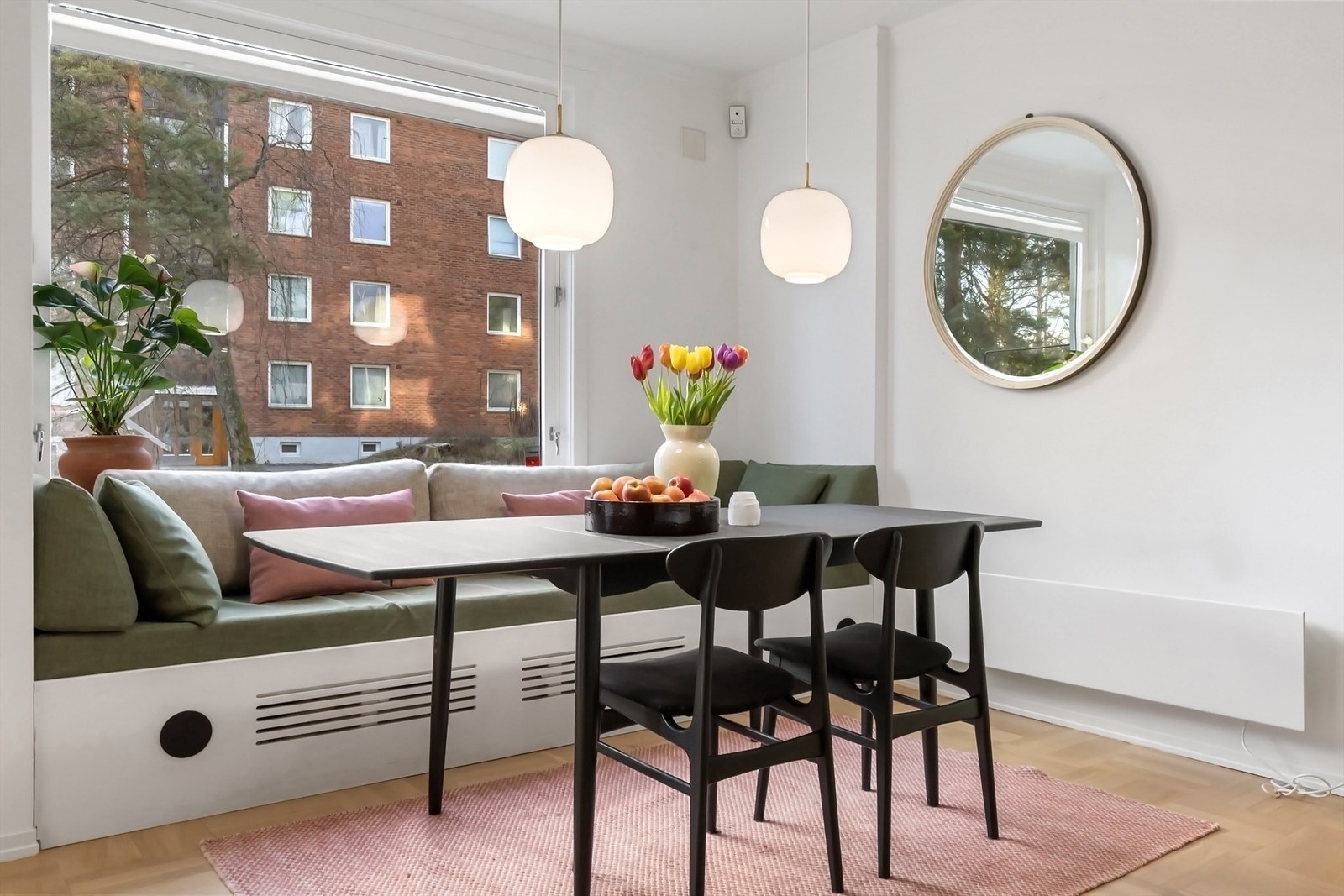 De store vinduene gir rikelig med naturlig lysinnslipp Galleribilde