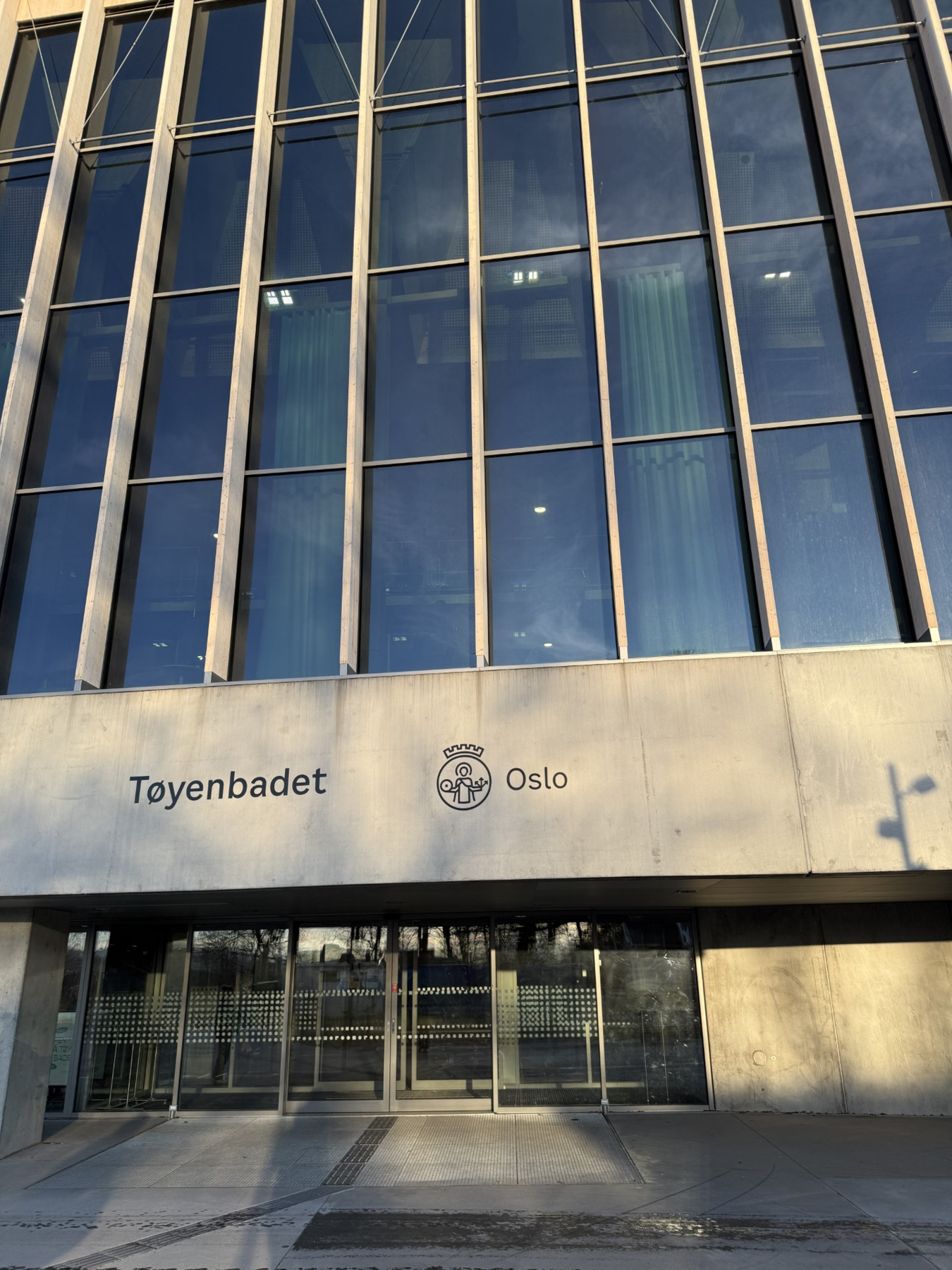 Tøyenbadet ligger kun få minutters gange fra leiligheten. Galleribilde