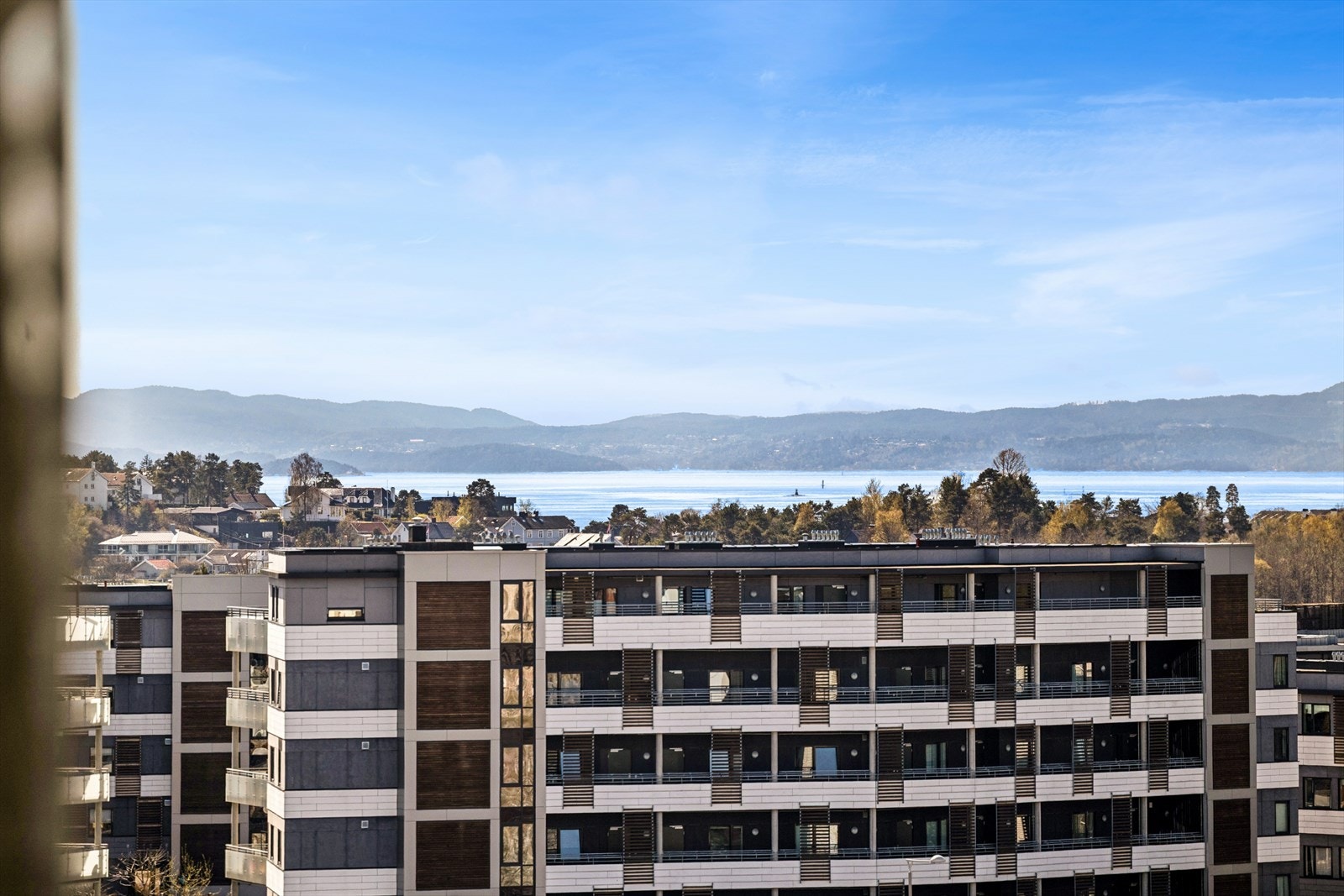 Helt i front på taket av Fornebu S med langstrakt panoramautsikt . Galleribilde