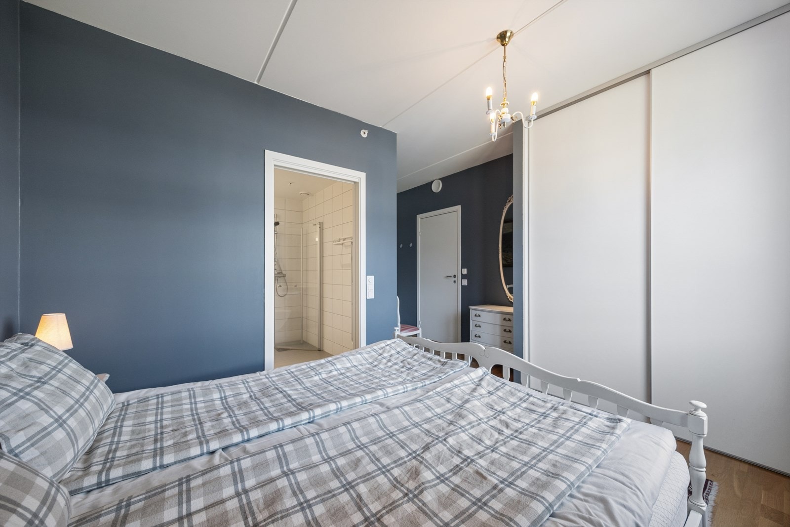 Rommet har to skyvedørsgarderober, og godt med oppbevaringsplass. Galleribilde