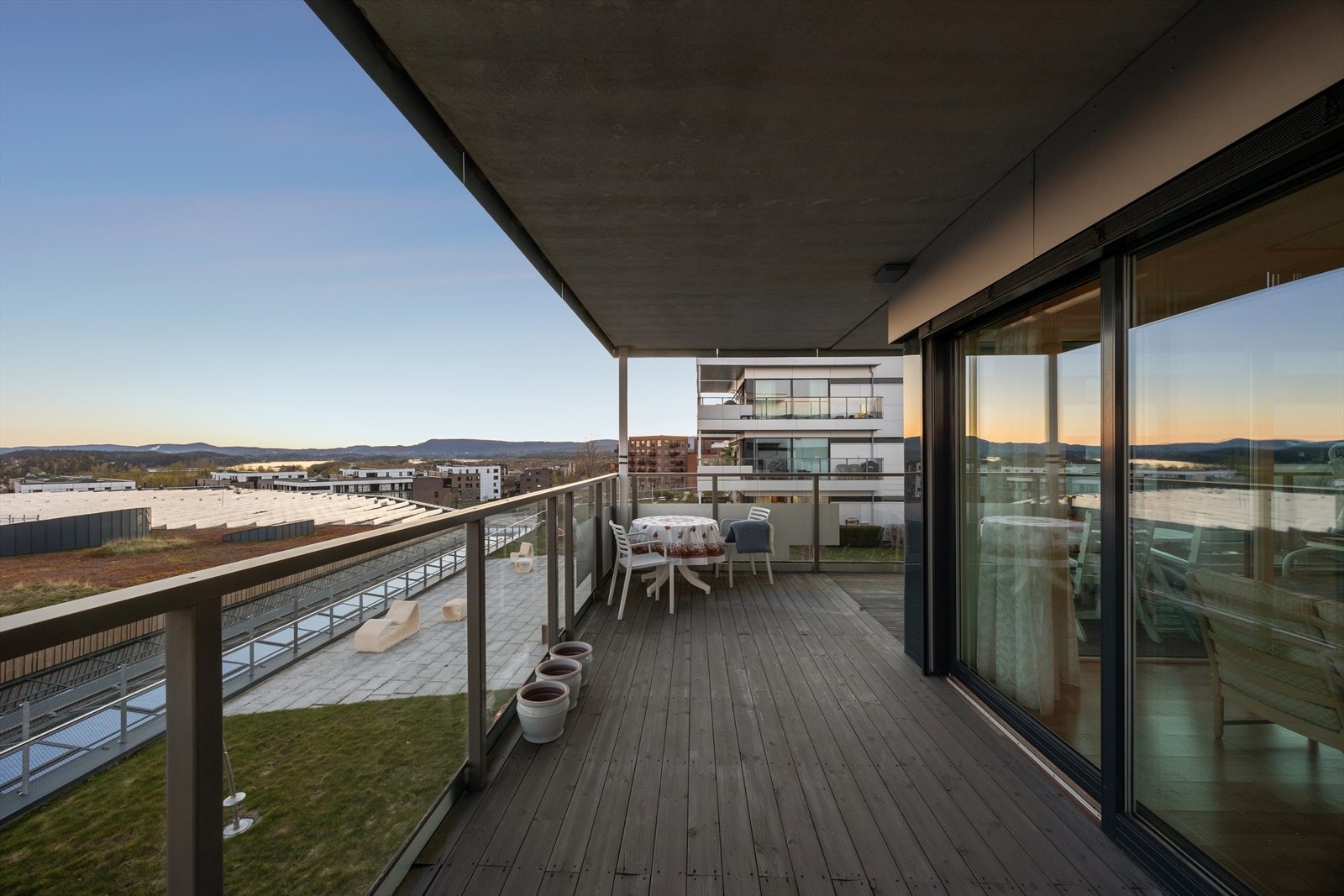 Fra stuen har man direkte utgang til en privat terrasse på ca. 31 kvm. Delvis overbygget, herfra kan man nyte flotte sol- og utsiktsforhold. Galleribilde