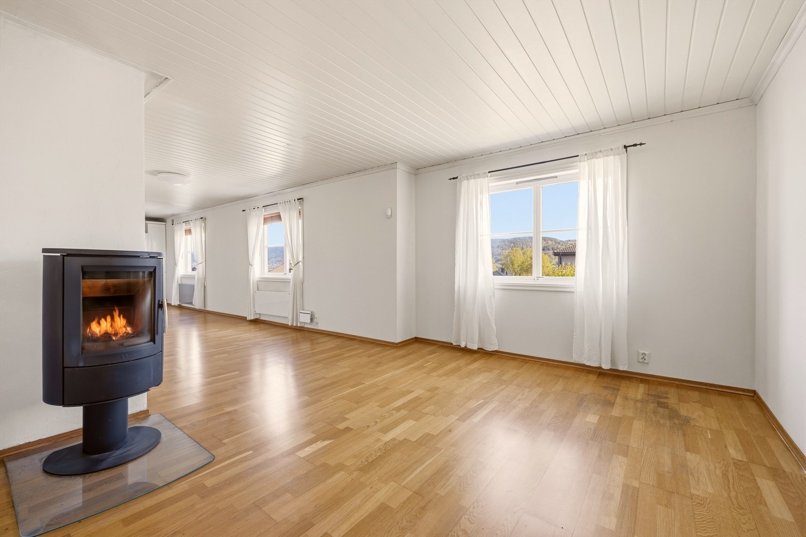 Stue med peis i utleiedel Galleribilde
