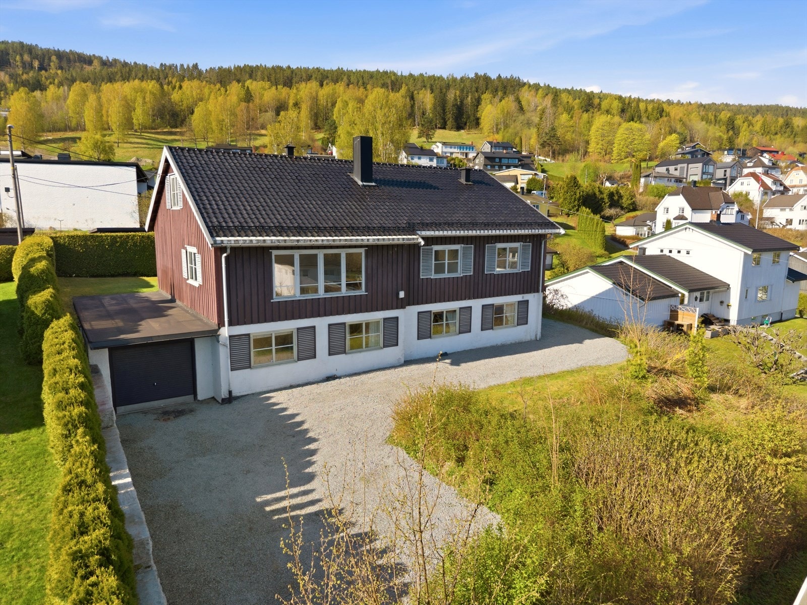 Gode parkeringsmuligheter i gruset gårdsplass Galleribilde