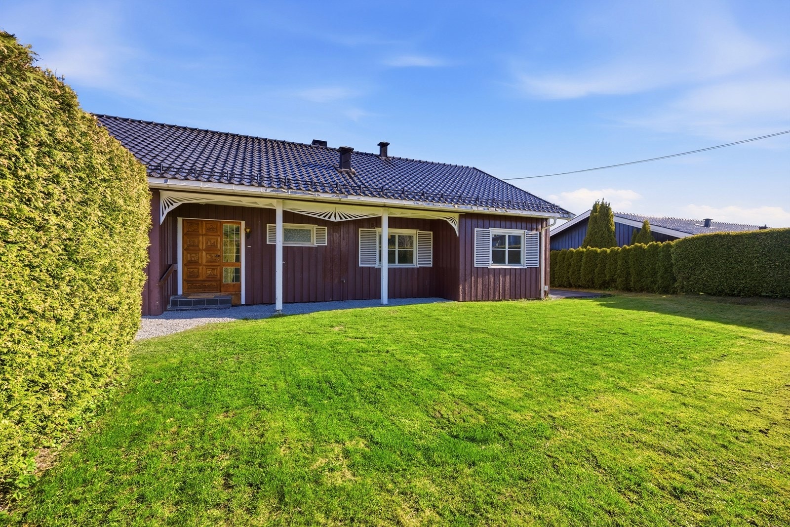 Boligen er beliggende på en flott tomt med flat og skjermet hage, samt stor gårdsplass Galleribilde
