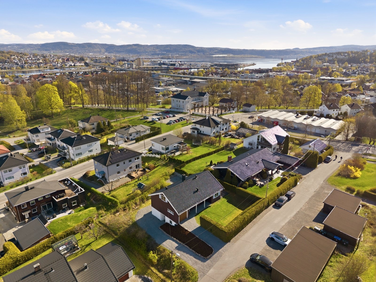 Boligen er beliggende i en en stille og rolig gate Galleribilde