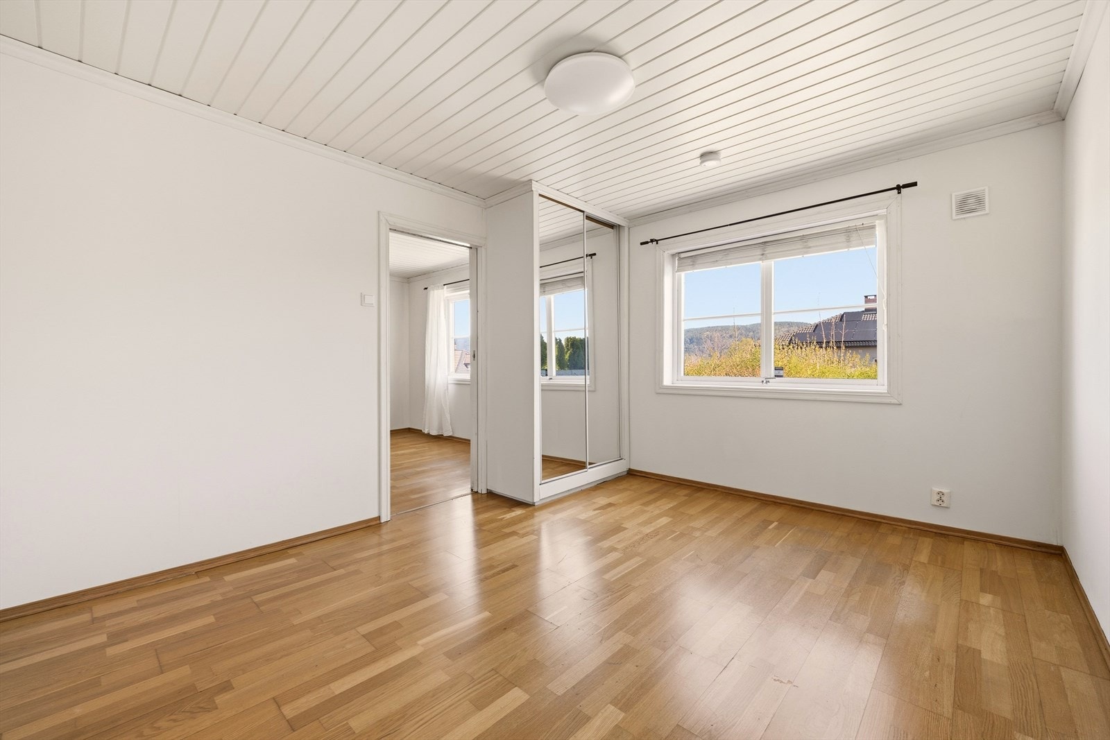 Soverom med garderobeskap Galleribilde