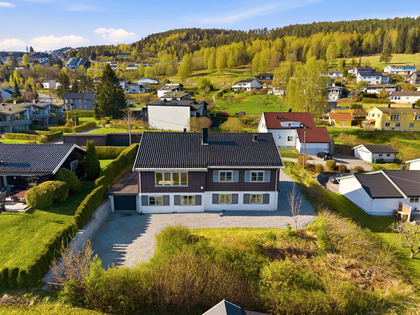 Oversiktsbilde - Boligen er beliggende på flott tomt Galleribilde