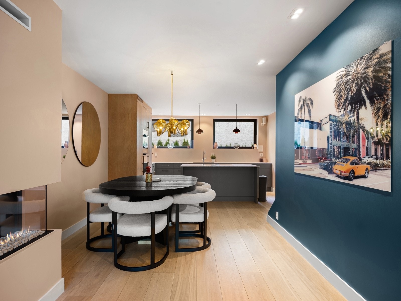 Moderne kvaliteter som enstavs eikeparkett, velplasserte downlights og gasspeis. Galleribilde