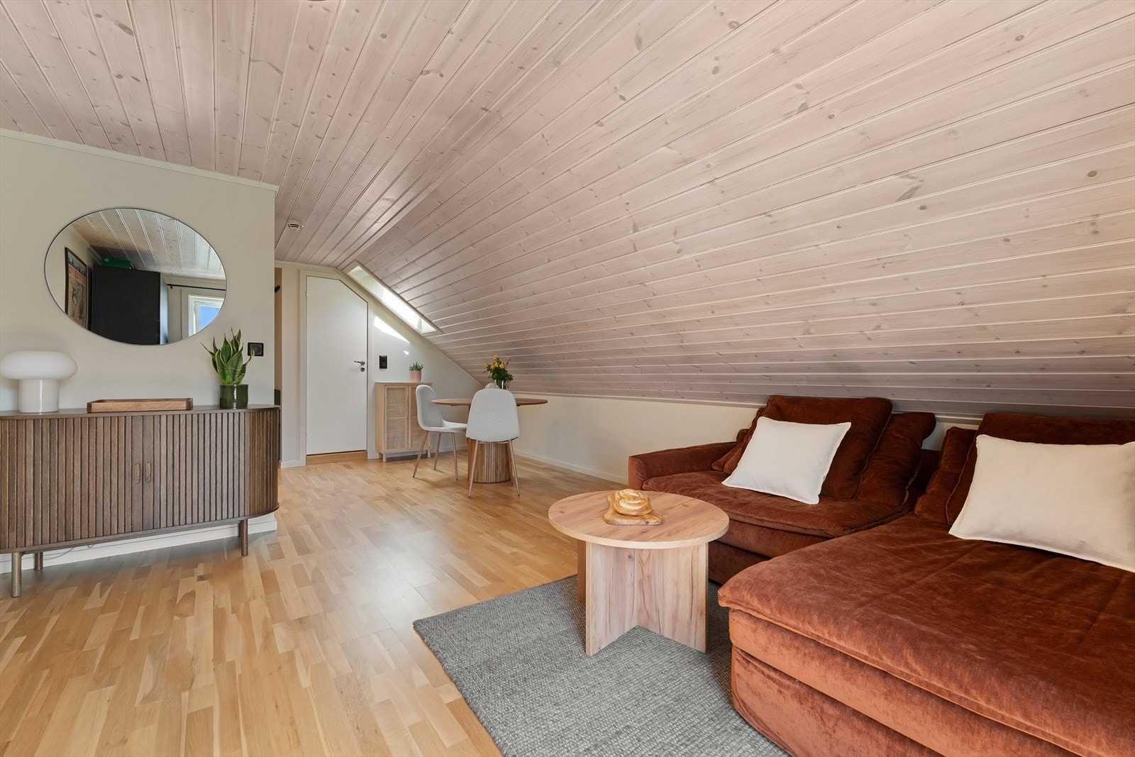 Leiligheten fremstår som gjennomgående pen med god standard på innredninger, overflater og utstyr. Galleribilde