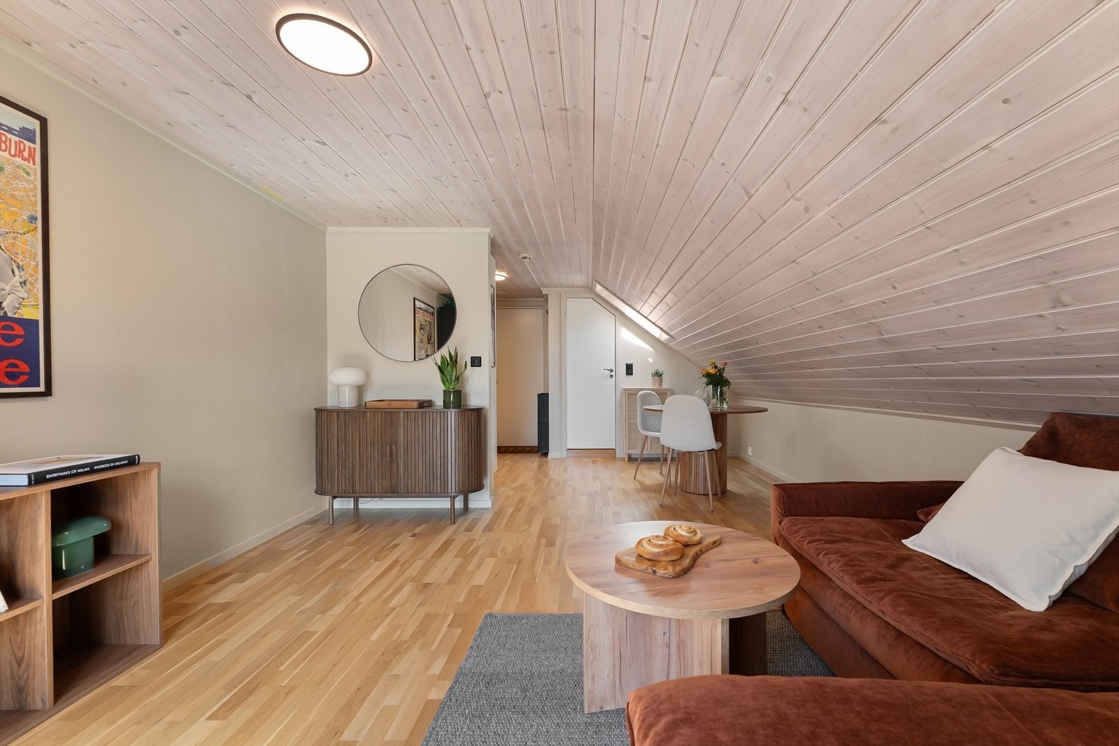 Romslig stue med plass til sofa, seng og spiseplass. Galleribilde